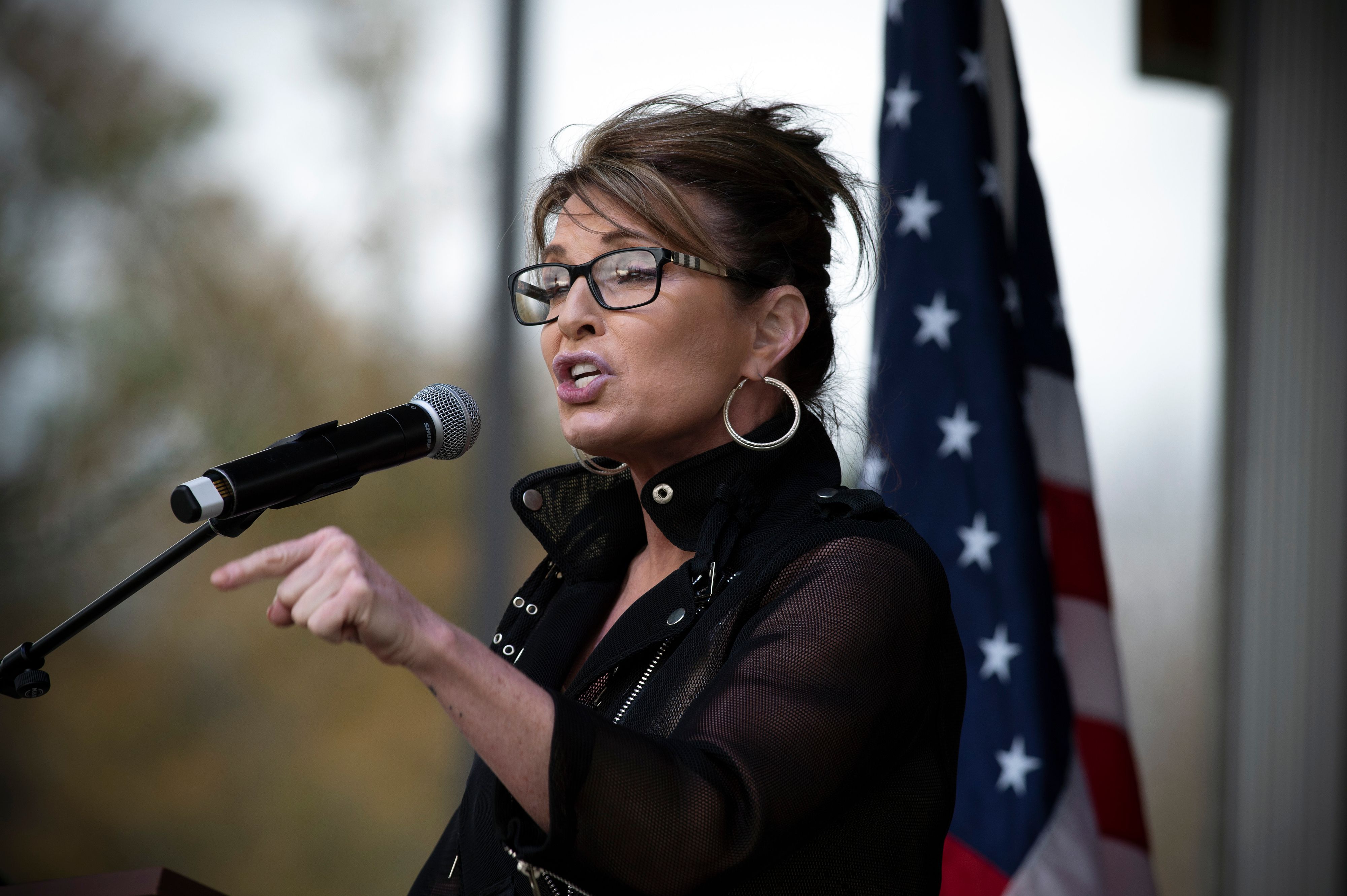 Die US-Politikerin Sarah Palin hat gegen Corona-Vorschriften verstoßen.