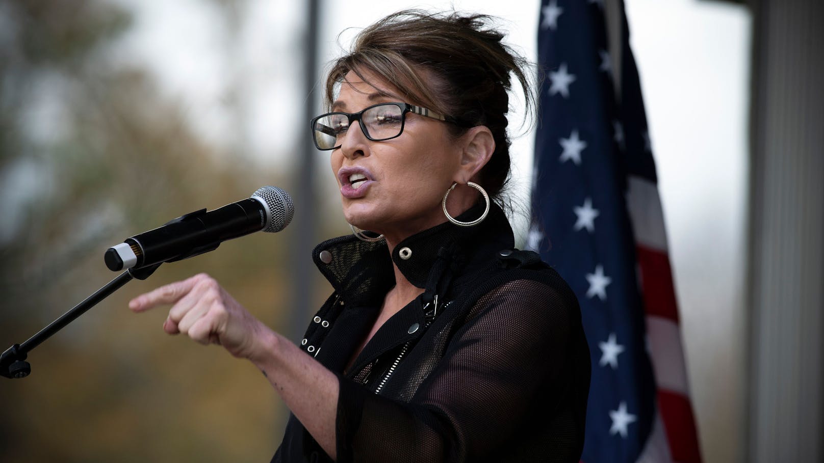 Die US-Politikerin Sarah Palin hat gegen Corona-Vorschriften verstoßen.
