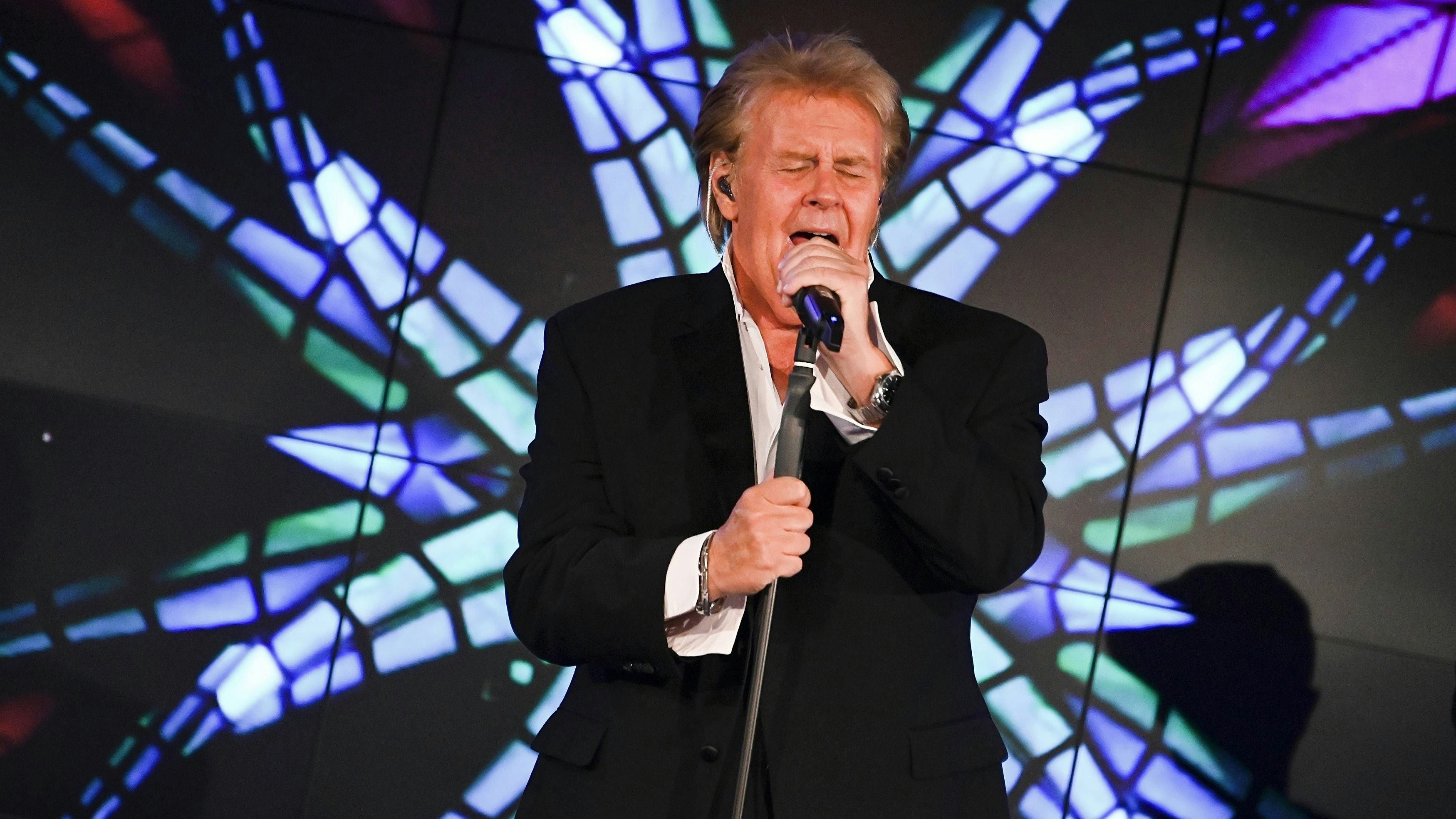 Download von www.picturedesk.com am 28.01.2022 (15:06).  Howard Carpendale - Lebenswerk bei der Verleihung der "Gläsernen Vier" im Rahmen des SWR 4 Baden-Württemberg - Festivals in der Sparda Eventhalle in Stuttgart, Deutschland, 17. Oktober 2020. - 20201017_PD15733 - Rechteinfo: Rights Managed (RM) Fotografische Urheberrechte sind garantiert. Der Kunde selbst hat insbesondere die PersÃ¶nlichkeitsrechte der abgebildeten Personen in eigener Verantwortung zu beachten (AGBs Punkt 5). Nur fÃ¼r redaktionelle Nutzung!