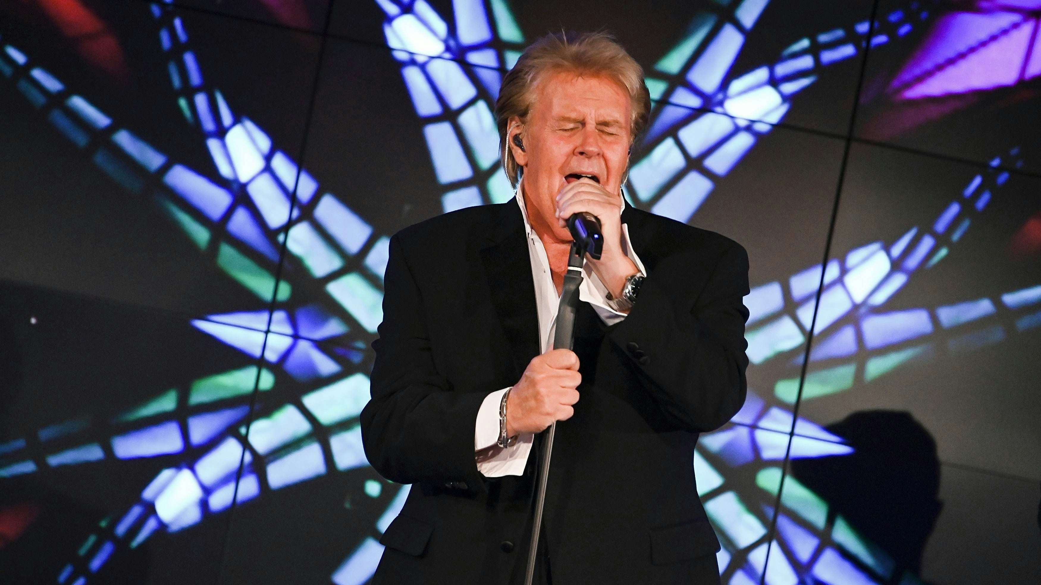 Download von www.picturedesk.com am 28.01.2022 (15:06).  Howard Carpendale - Lebenswerk bei der Verleihung der "Gläsernen Vier" im Rahmen des SWR 4 Baden-Württemberg - Festivals in der Sparda Eventhalle in Stuttgart, Deutschland, 17. Oktober 2020. - 20201017_PD15733 - Rechteinfo: Rights Managed (RM) Fotografische Urheberrechte sind garantiert. Der Kunde selbst hat insbesondere die PersÃ¶nlichkeitsrechte der abgebildeten Personen in eigener Verantwortung zu beachten (AGBs Punkt 5). Nur fÃ¼r redaktionelle Nutzung!