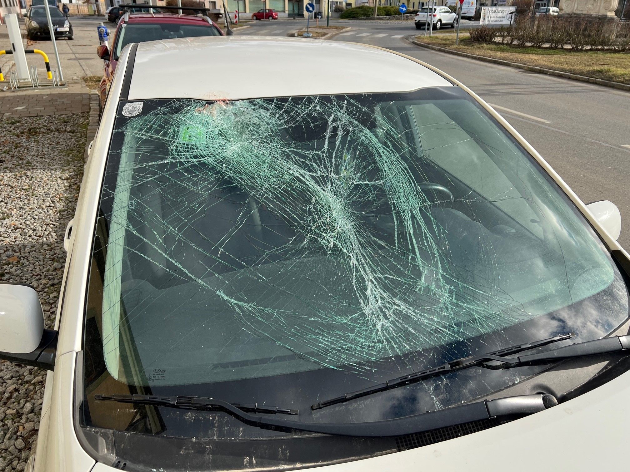 Der Mann prallte mit dem Kopf gegen die Windschutzscheibe.
