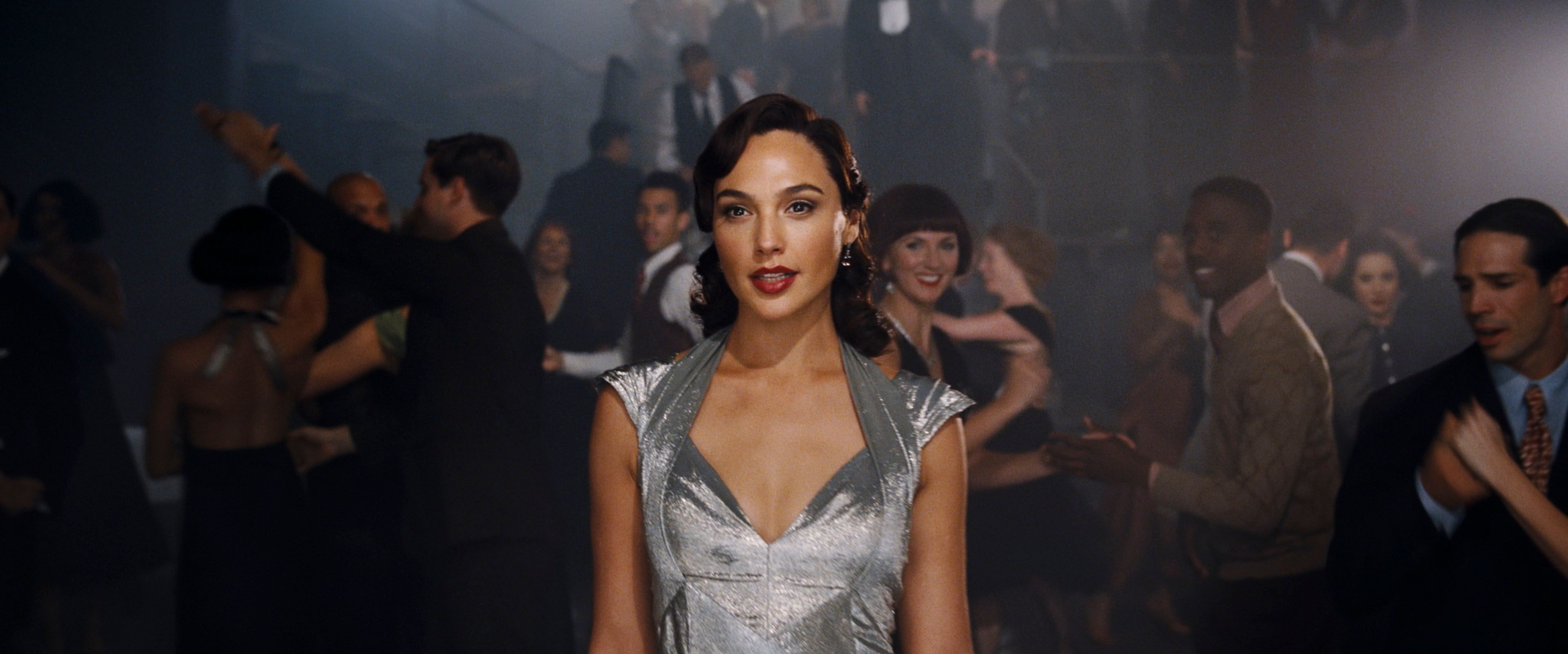 Gal Gadot as Linnet Ridgeway Doyle in 20th Century Studios' DEATH ON THE NILE. Photo courtesy of 20th Century Studios. © 2022 20th Century Studios. All Rights Reserved.