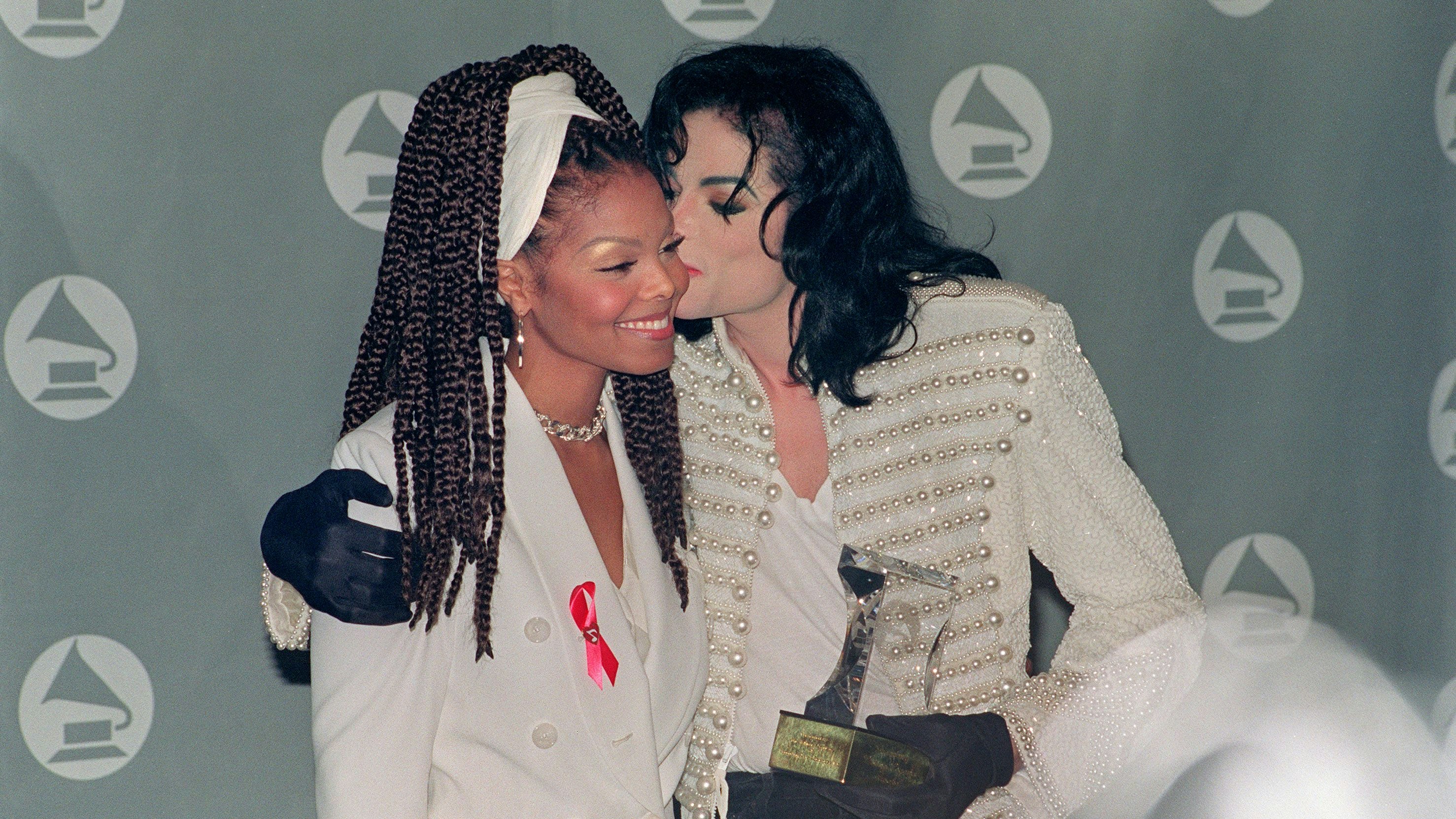 Download von www.picturedesk.com am 28.01.2022 (13:39).  US pop star and entertainer Micheal Jackson kisses his sister Janet Jackson (L) after she presented him with the Grammy Legend Award at the 35th Annual Grammy Awards Febuary 24,1993. Michael Jackson died on June 25, 2009 after suffering a cardiac arrest, sending shockwaves sweeping across the world and tributes pouring in on June 26 for the tortured music icon revered as the "King of Pop." AFP PHOTO/Scott FLYNN - 19930225_PD0013 - Rechteinfo: Rights Managed (RM) Nur für redaktionelle Nutzung! Werbliche Nutzung erfordert Freigabe: bitte schicken Sie uns eine Anfrage.