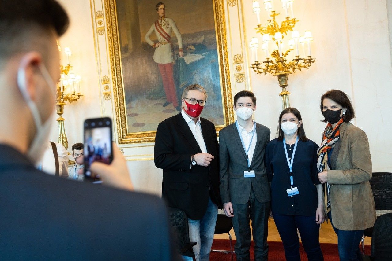 Sie haben die Gelegenheit genützt: 100 Jugendliche aus ganz Österreich ließen sich am Samstag im Bundeskanzleramt impfen.