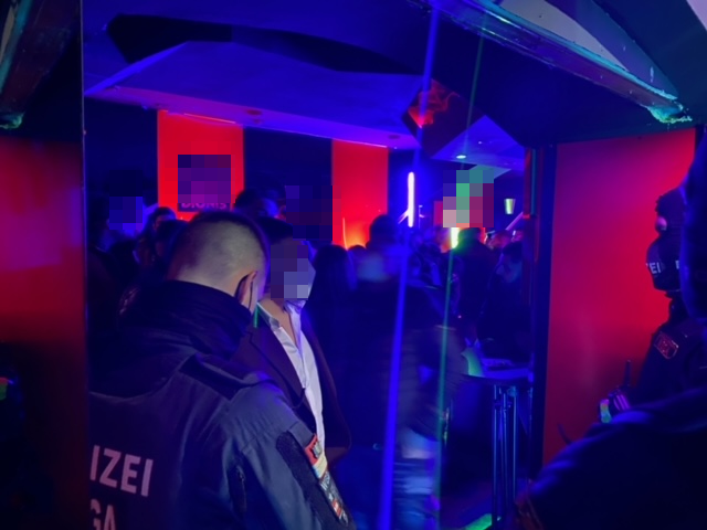 Die Polizei zeigte sämtiche Teilnehmer wegen Covid-Verstößen an. 