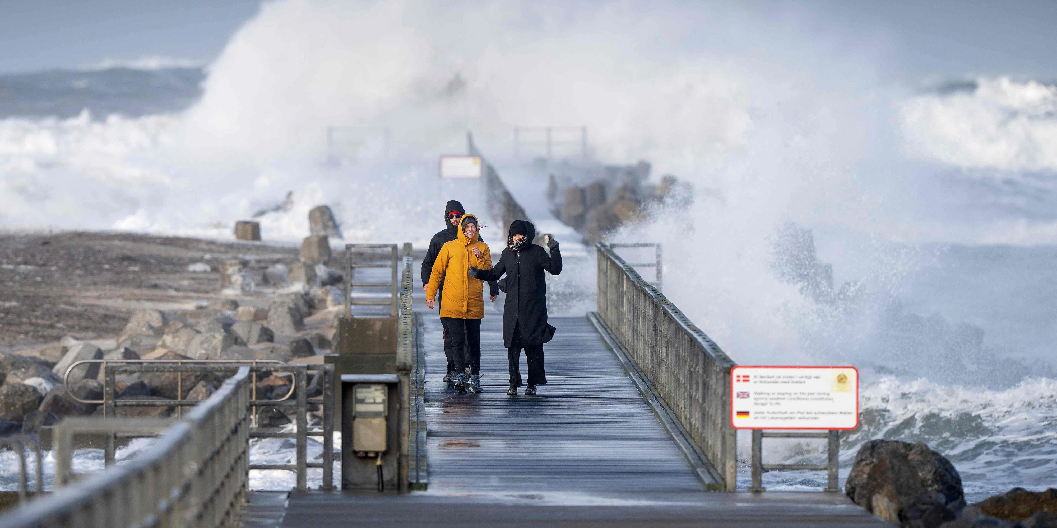 Besonders an der Nord- und Ostsee werden starke Böen erwartet. Der Wetterdienst warnt vor Sturmfluten.