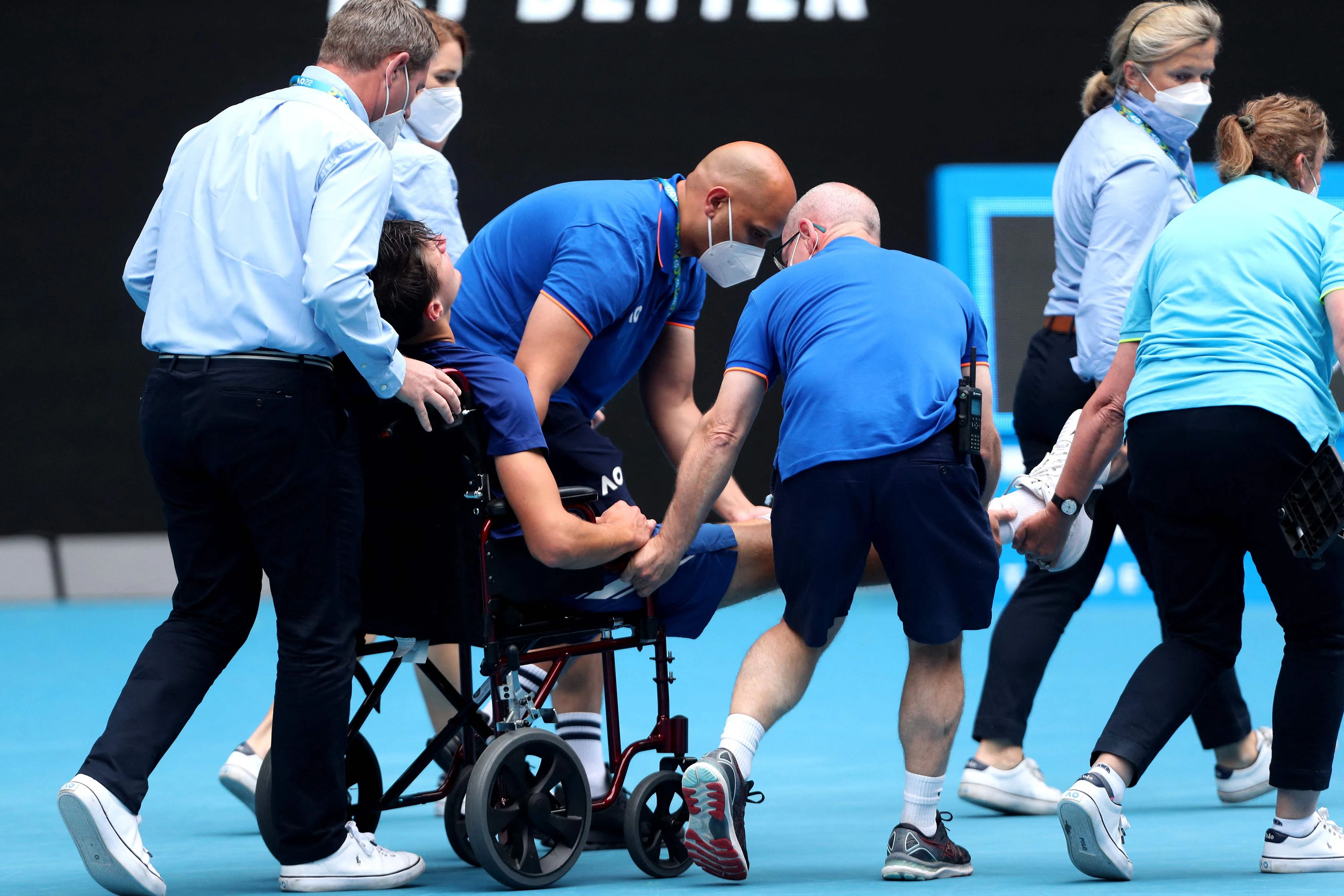 Jakub Mensik musste nach dem Junioren-Finale der Australian Open im Rollstuhl vom Platz gebracht werden. 