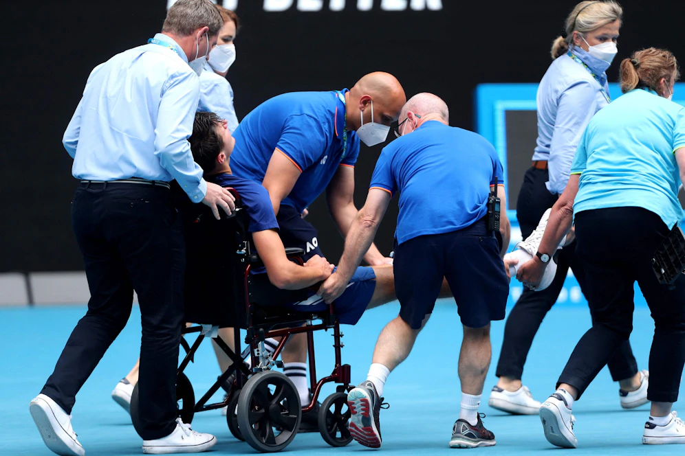 Jakub Mensik musste nach dem Junioren-Finale der Australian Open im Rollstuhl vom Platz gebracht werden. 