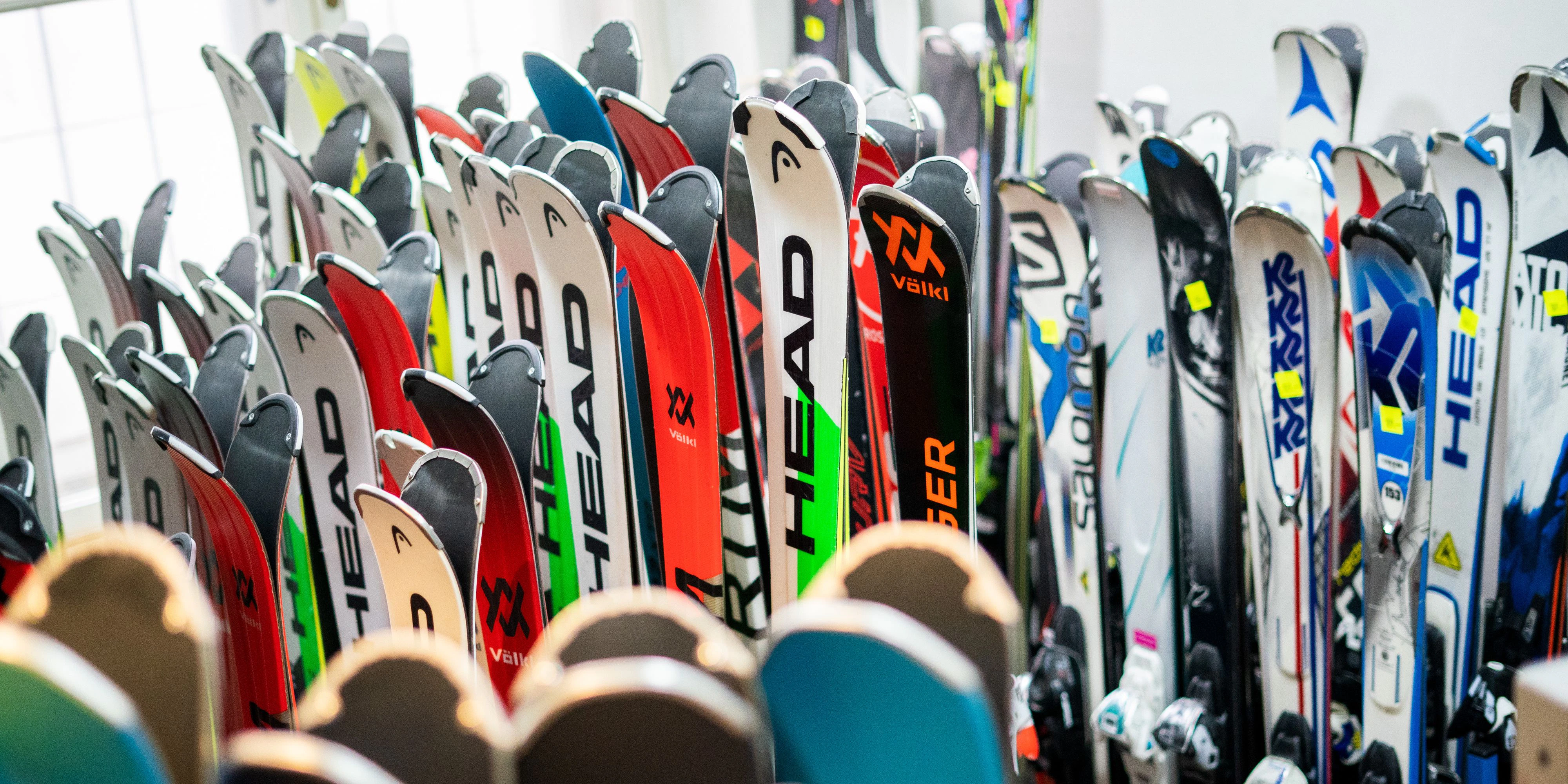 Wenn ein Ski zur Waffe wird – in Schladming hat ein betrunkener Mann einschreitende Polizisten mit einem Ski bedroht.