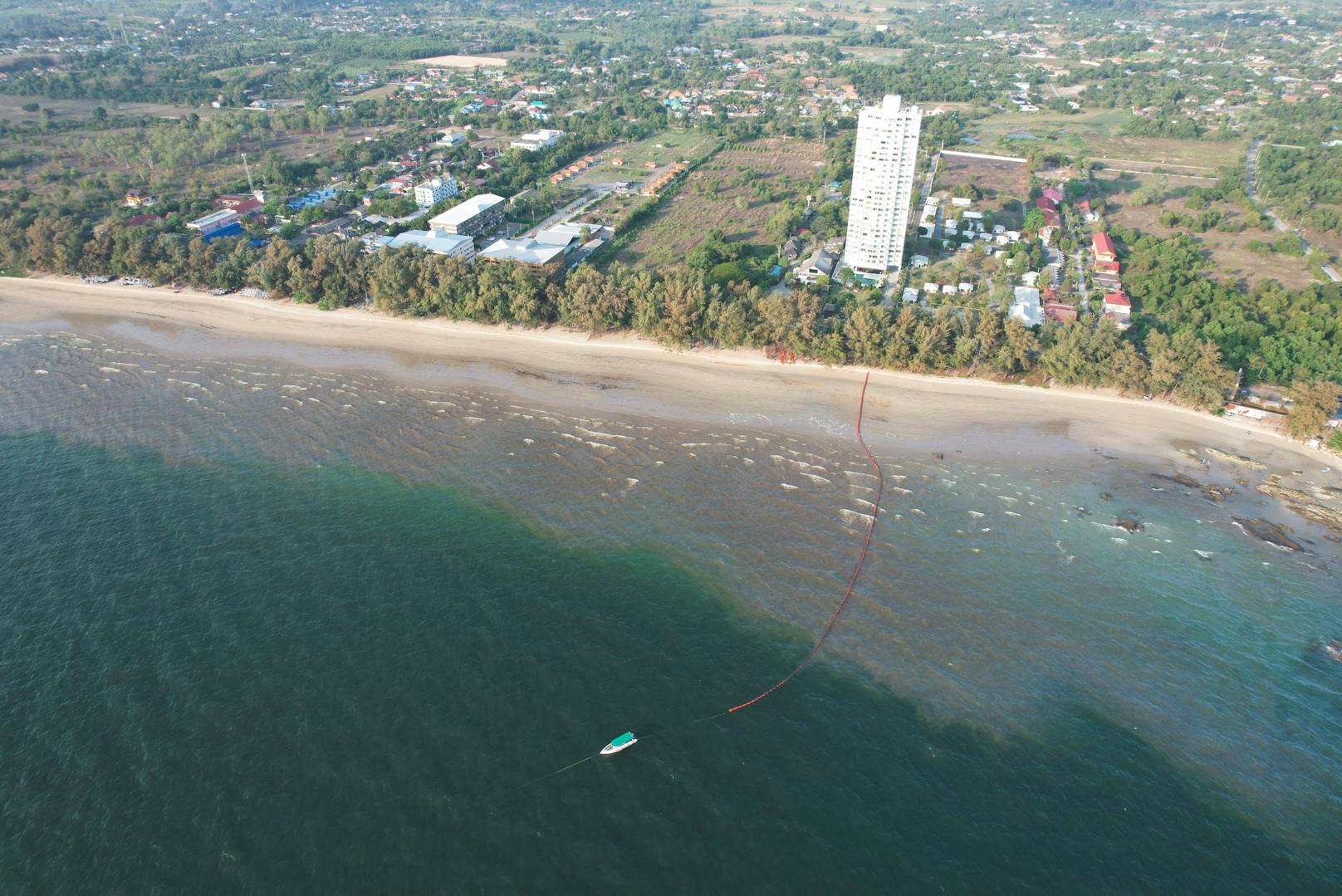 Ein Blick von oben macht das Ausmaß der Umweltkatastrophe erst sichtbar. Der Ölteppich vor der Küste von Rayong misst ganze 47 Quadratkilometer.