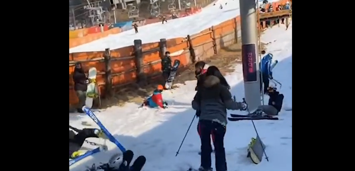 Der Lift machte sich plötzlich selbstständig. (Screenshot Twitter)