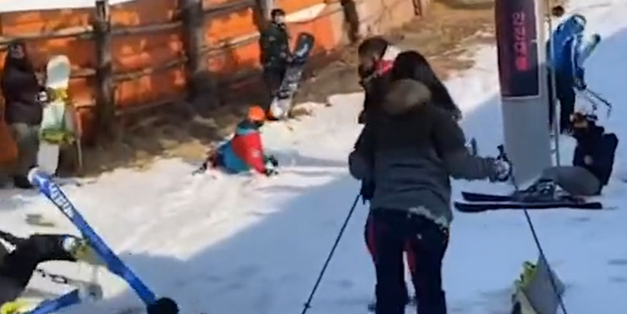 Der Lift machte sich plötzlich selbstständig. (Screenshot Twitter)