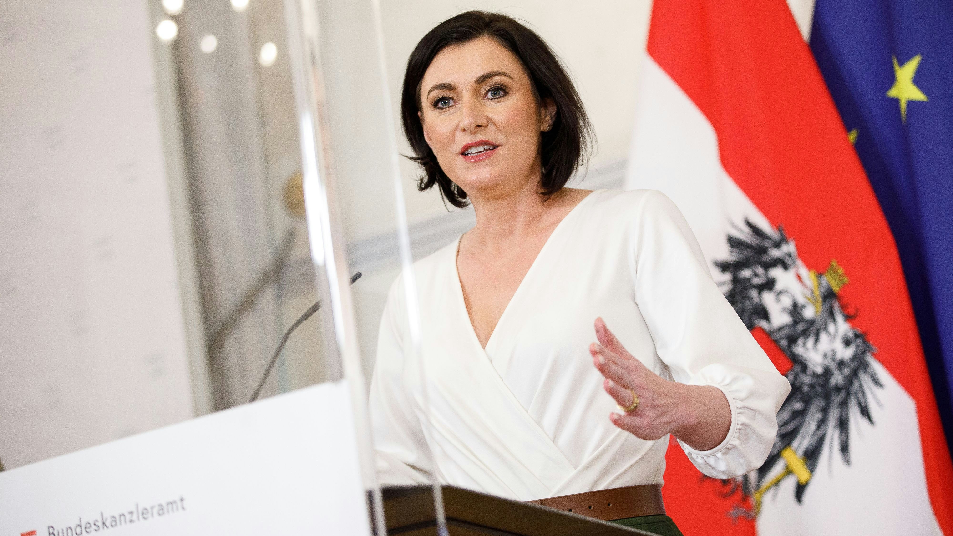 Download von www.picturedesk.com am 29.01.2022 (12:06).  ABD0026_20220129 - WIEN - ÖSTERREICH: ZU APA0086 VOM 29.1.2022 - Tourismusministerin Elisabeth Köstinger im Rahmen einer Pressekonferenz der Bundesregierung und GECKO zum Thema "Aktuelle Entwicklungen der Coronamaßnahmen" am Samstag, 29. Jänner 2022, in Wien. - FOTO: APA/FLORIAN WIESER - 20220129_PD1891 - Rechteinfo: Rights Managed (RM)