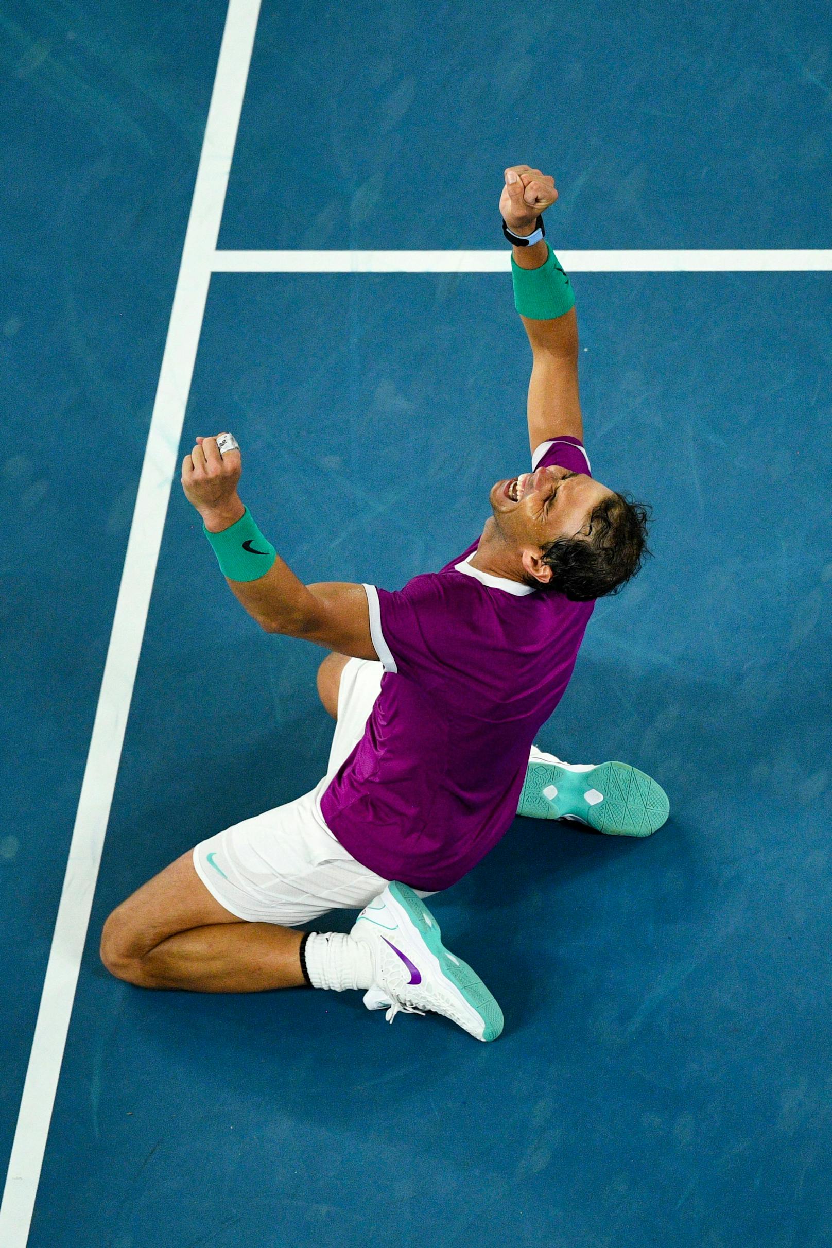 Nach 5:25 Stunden verwertete Nadal seinen ersten Matchball und sank auf die Knie.