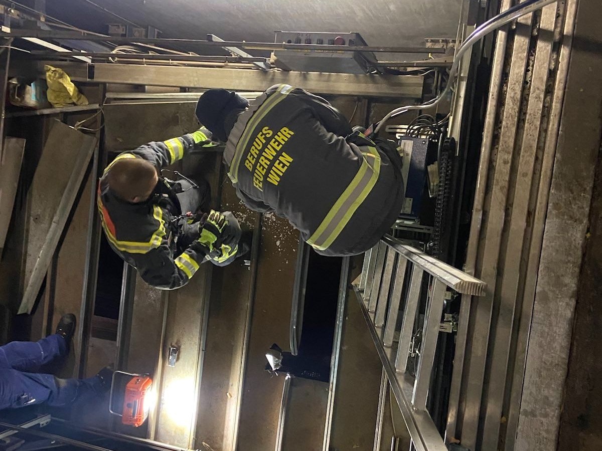 Erst die Feuerwehr konnte die Frau und den Hund mit hydraulischem Werkzeug aus der Aufzugskabine befreien.