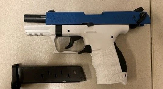 Die Polizei stellte die Schreckschusspistole sicher. 