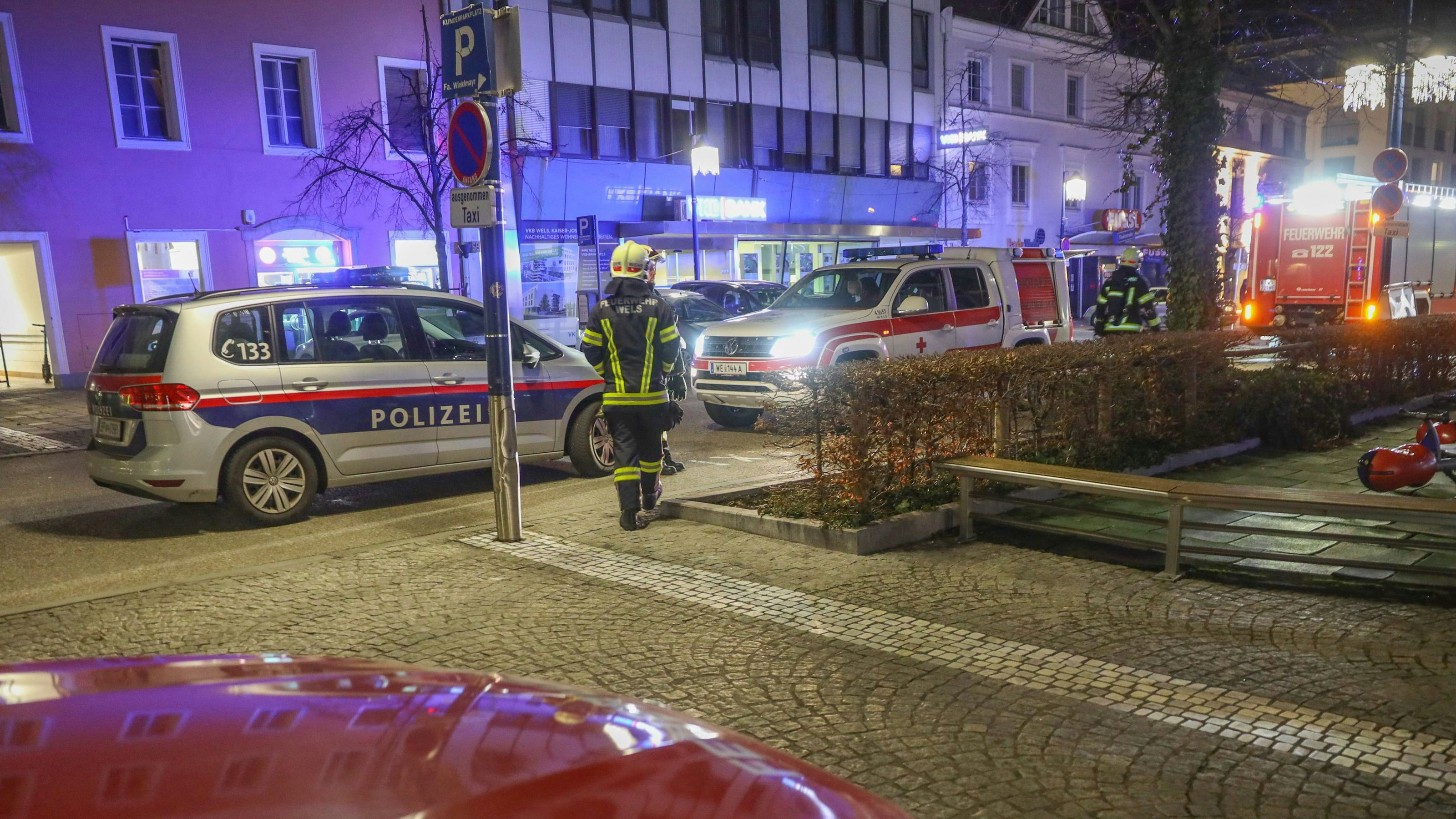 Zahlreiche Rettungskräfte, Feuerwehr und Polizei waren im Einsatz.