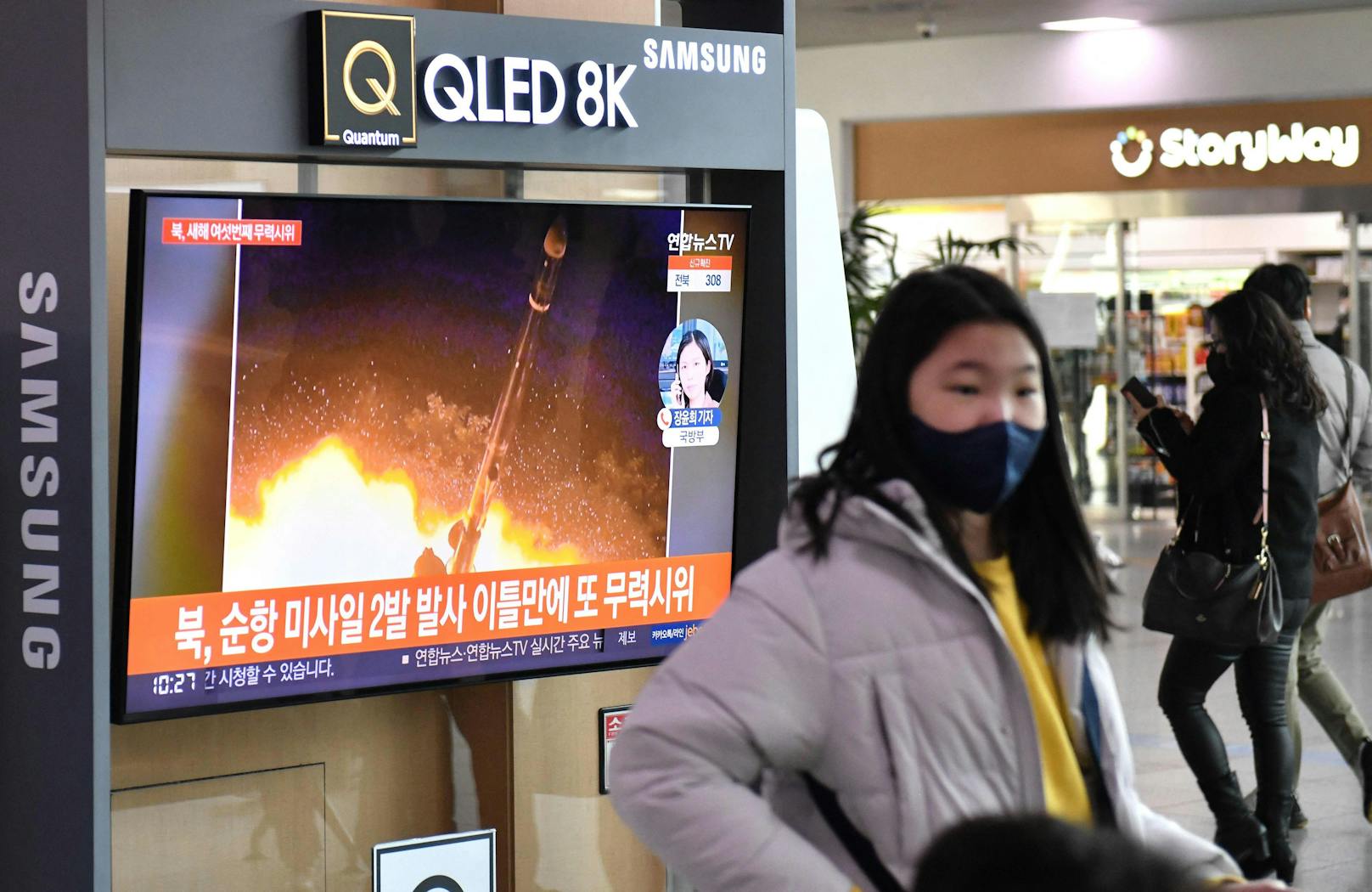 Die von Nordkorea getestete Rakete hat gemäß dem südkoreanischen Präsidenten gegen UNO-Resolutionen verstoßen: Ein Nachrichtensender in Seoul zeigt einen Raketenstart. (30. Januar 2022)