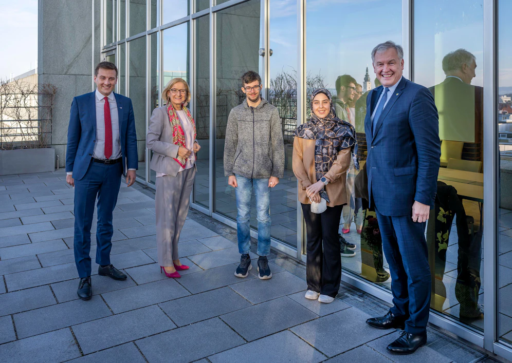 AMS NÖ-Geschäftsführer Sven Hergovich, Landeshauptfrau Johanna Mikl-Leitner, Teilnehmer Thomas Neuninger, Teilnehmerin Zainab Alawi, Landesrat Martin Eichtinger.