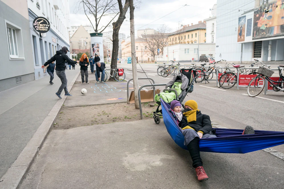 Auf den Parkflächen wurde eine Hängematte gespannt, Jugendliche nutzten den Raum für ein Fußballmatch.
