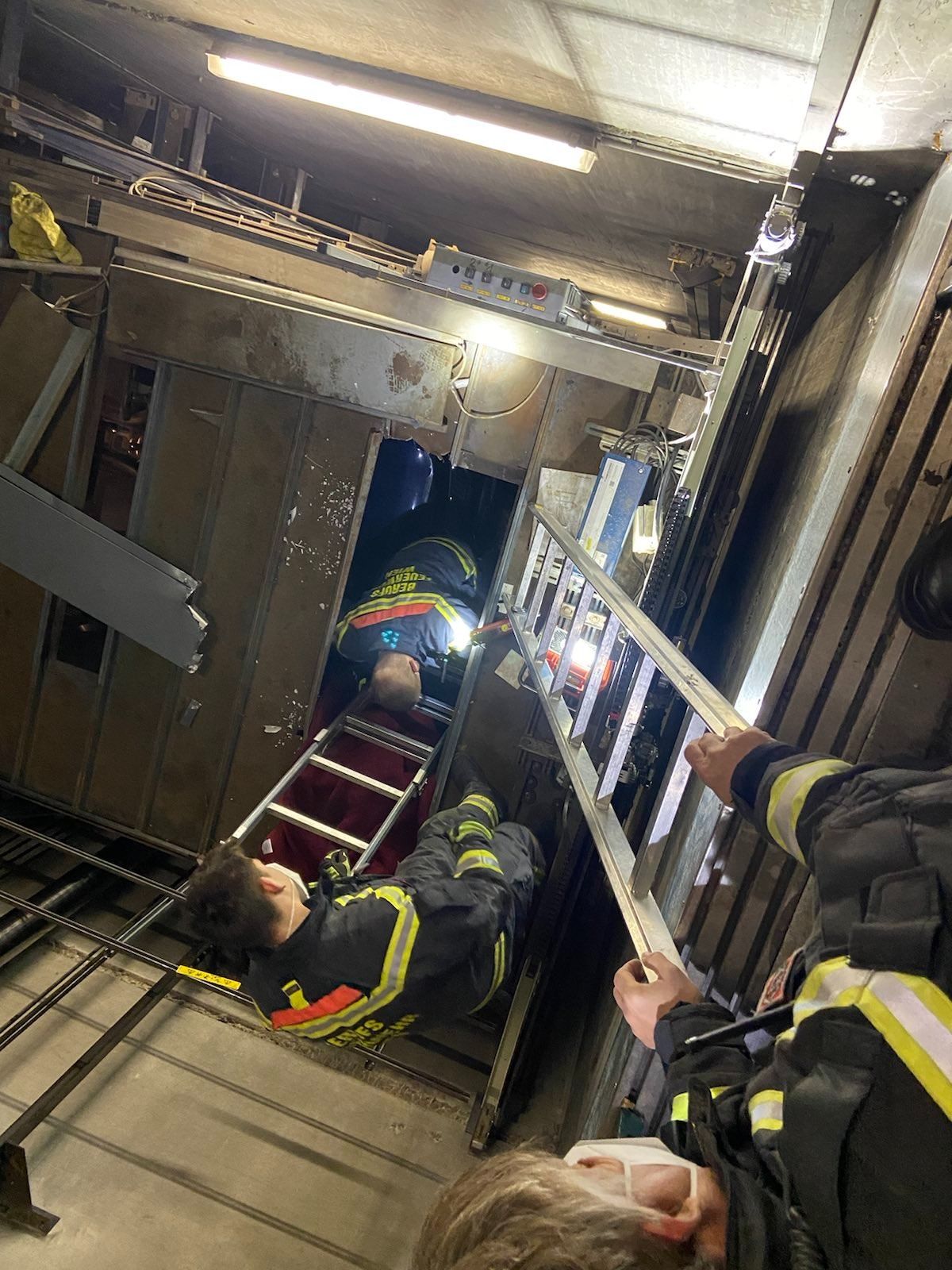 Erst die Feuerwehr konnte die Frau und den Hund mit hydraulischem Werkzeug aus der Aufzugskabine befreien.