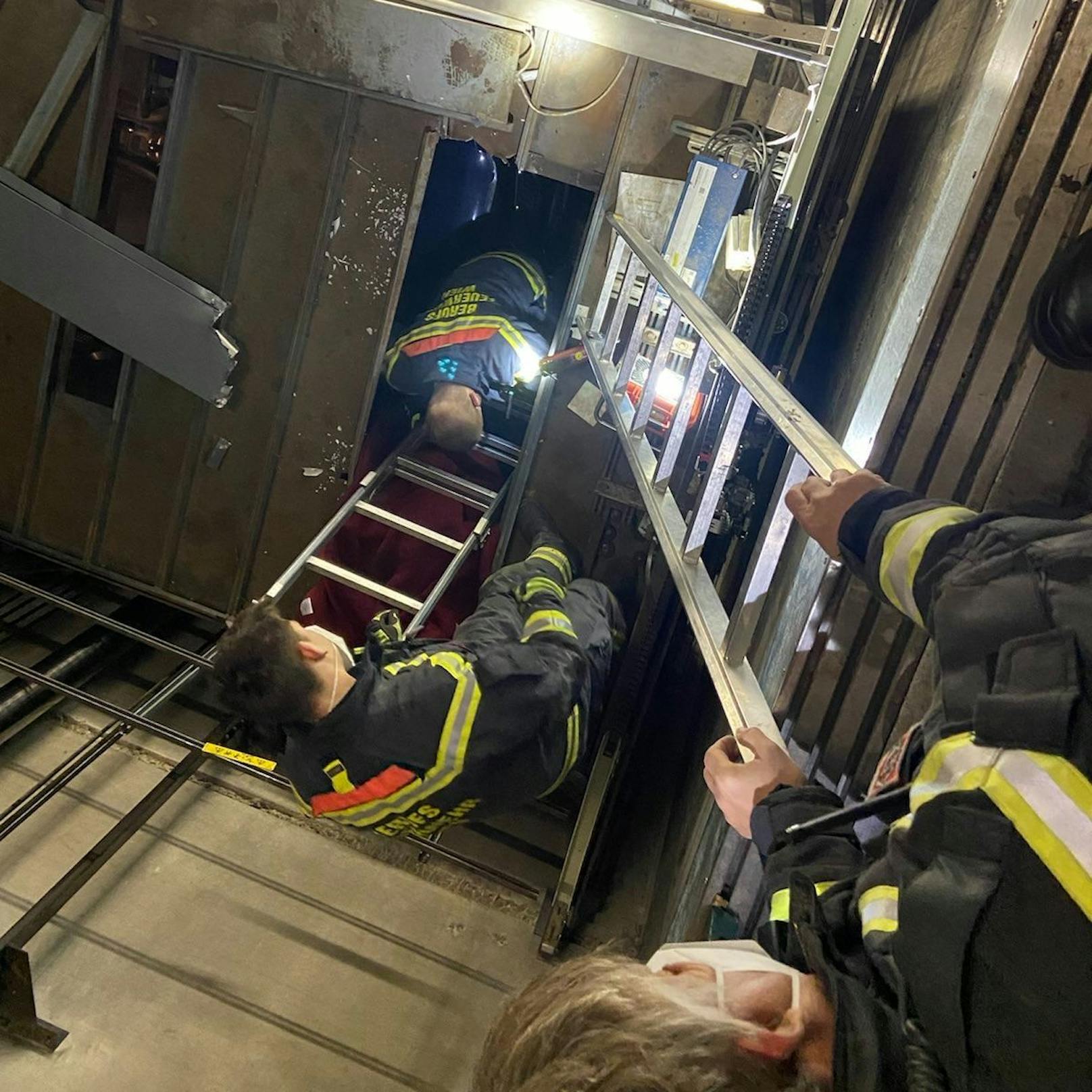 Erst die Feuerwehr konnte die Frau und den Hund mit hydraulischem Werkzeug aus der Aufzugskabine befreien.