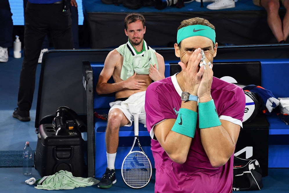 Medwedew (l.) übt sich nach Nadals Sieg in Galgenhumor. 