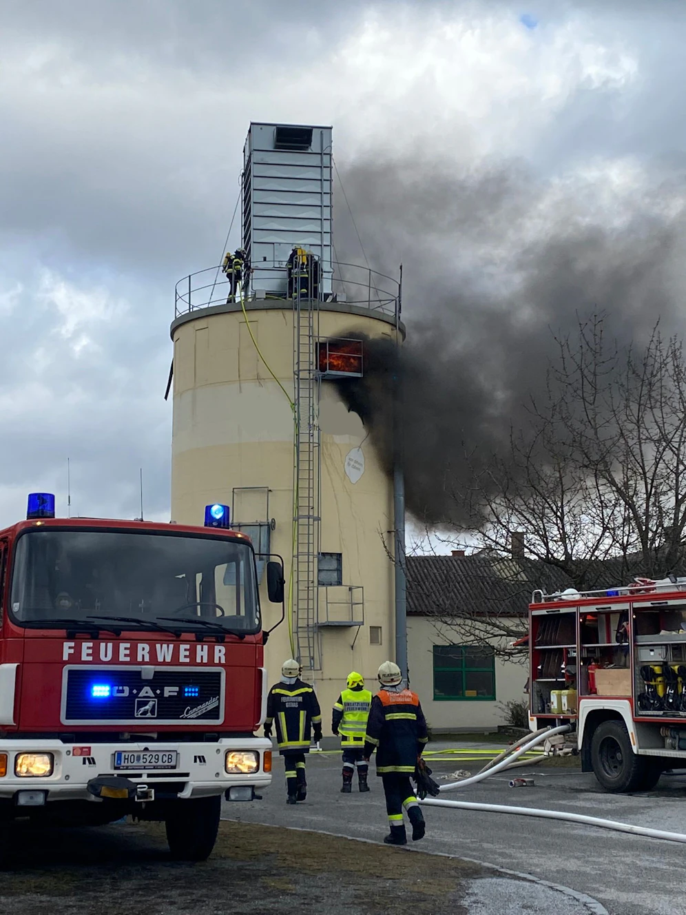 Aus dem Silo kam dichter schwarzer Rauch.