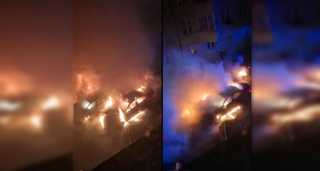 In der Rhigasgasse brannten mehrere Autos aus.