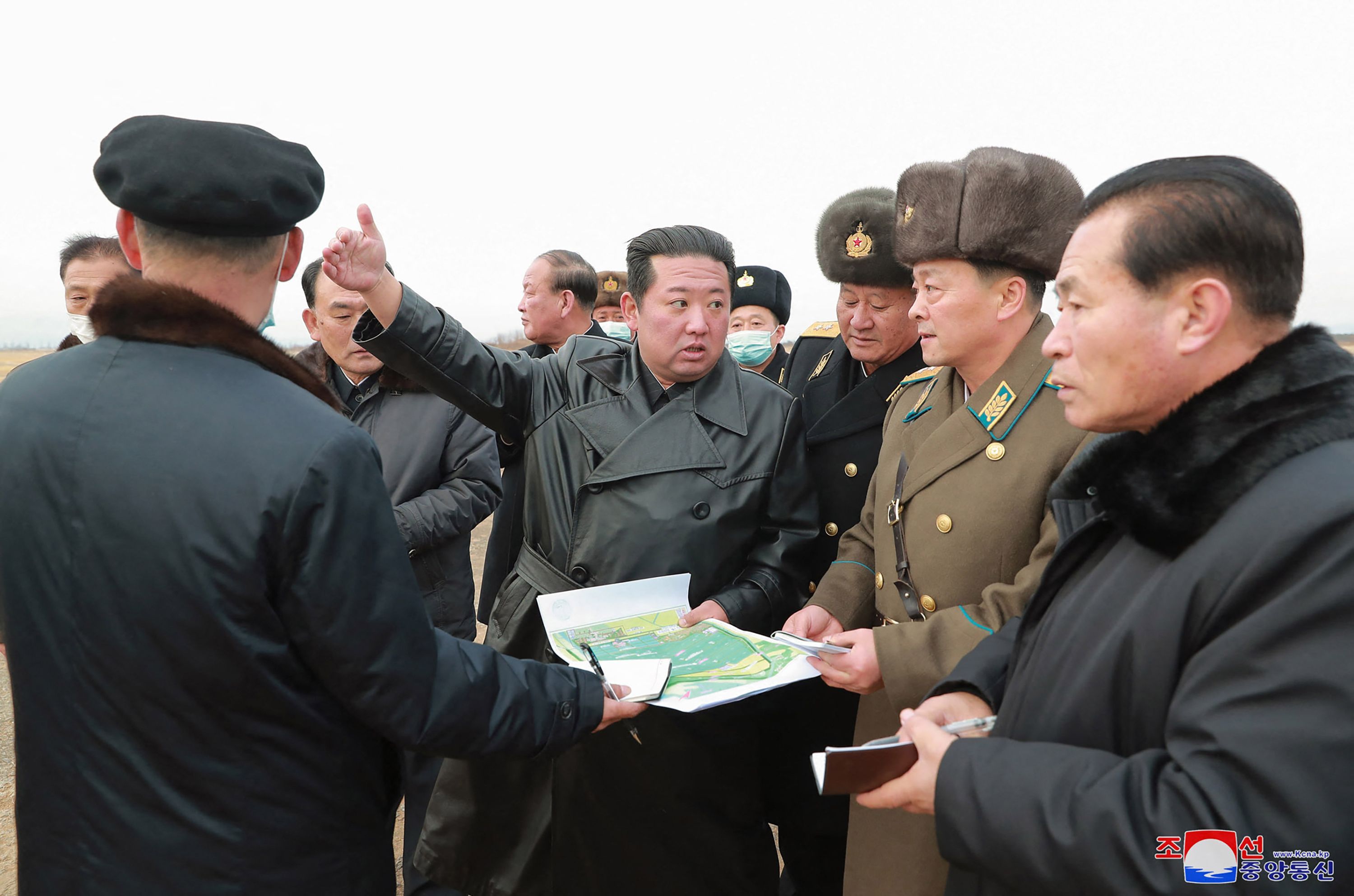 Download von www.picturedesk.com am 30.01.2022 (08:59).  *** SERVICEBILD *** This undated picture released from North Korea's official Korean Central News Agency (KCNA) on January 28, 2022 shows North Korean leader Kim Jong Un (C) inspecting the planned construction site of a large-scale vegetable greenhouse farm in Ryonpho area of Hamju County, South Hamgyong Province, North Korea. (Photo by KCNA VIA KNS / AFP) / - South Korea OUT / ---EDITORS NOTE--- RESTRICTED TO EDITORIAL USE - MANDATORY CREDIT "AFP PHOTO/KCNA VIA KNS" - NO MARKETING NO ADVERTISING CAMPAIGNS - DISTRIBUTED AS A SERVICE TO CLIENTS.THIS PICTURE WAS MADE AVAILABLE BY A THIRD PARTY. AFP CAN NOT INDEPENDENTLY VERIFY THE AUTHENTICITY, LOCATION, DATE AND CONTENT OF THIS IMAGE. / - 20220128_PD0165 - Rechteinfo: Servicebild (SB) Bei diesem Bild ist PictureDesk ausschließlich technischer Dienstleister und stellt eine technische Bearbeitungsgebühr in Rechnung. PictureDesk ist weder Urheber noch Rechteinhaber. Die Nutzung liegt in alleiniger Verantwortung des Kunden. Nur für redaktionelle Nutzung! Werbliche Nutzung erfordert Freigabe: bitte schicken Sie uns eine Anfrage.