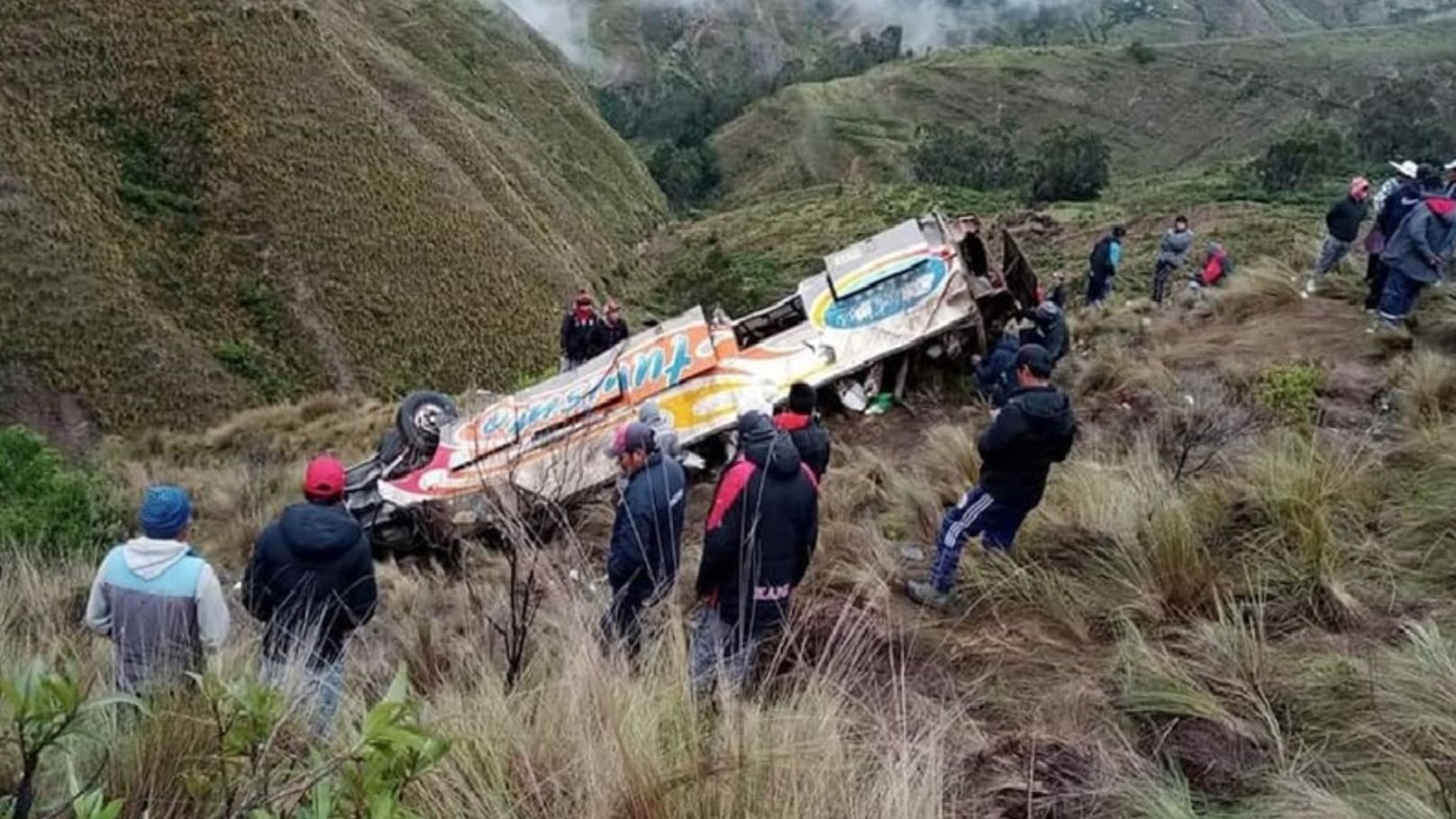 In den Andenländern kommt es immer wieder zu verheerenden Busunglücken. Die Straßen in den Bergen sind meistens sehr eng.