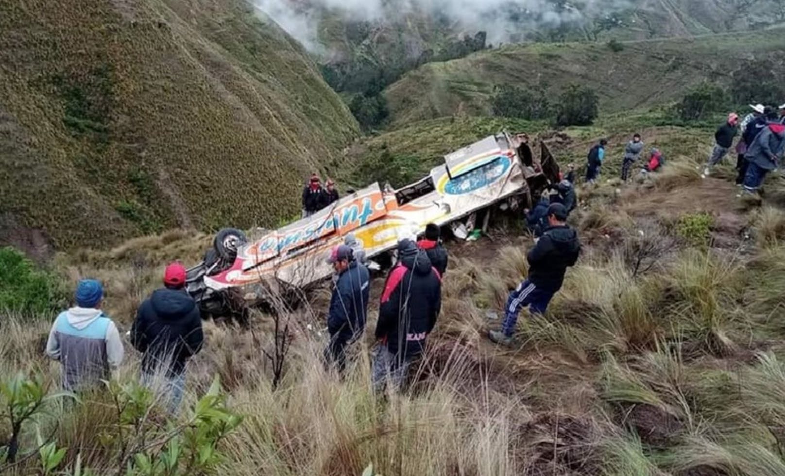 Bus stürzt 400 Meter in die Tiefe – elf Tote