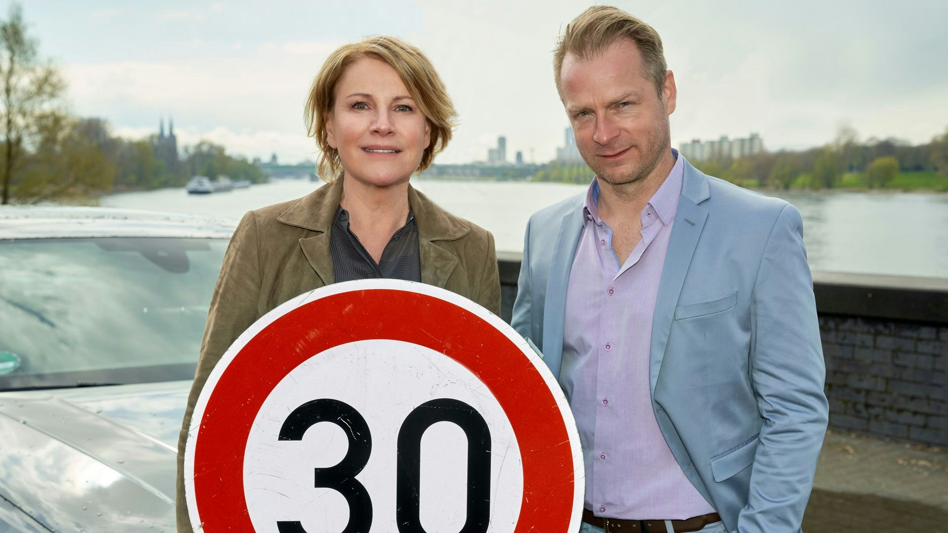 Marie Brand (Mariele Millowitsch) und Jürgen Simmel (Hinnerk Schönemann) ermitteln in Köln ihren 30. Fall, hier in einer verkehrsberuhigten Zone am Rhein.