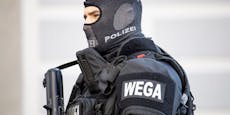 Messer-Opfer auf der Straße – WEGA-Polizist handelt sofort