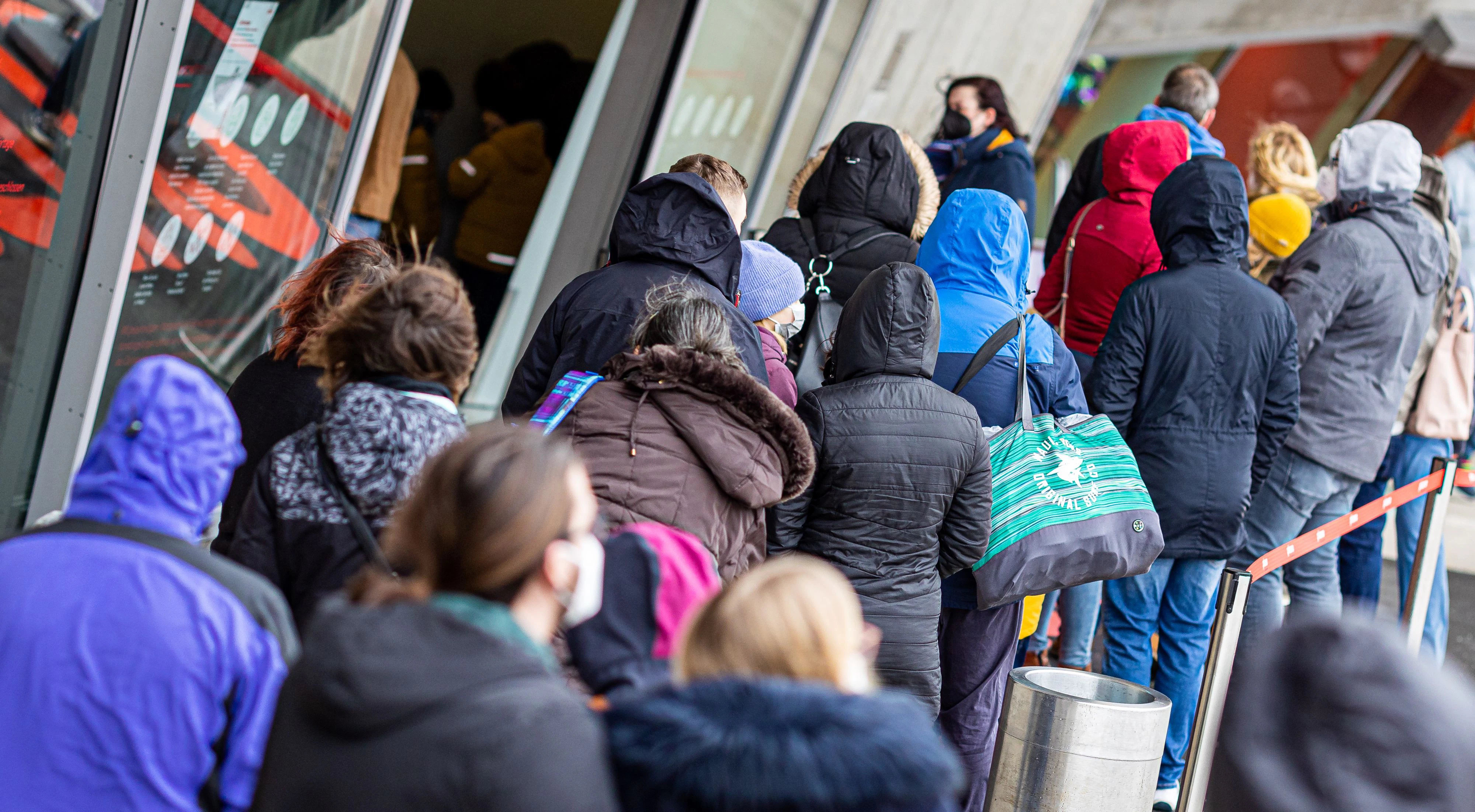 Als eine Firma eine Impfprämie auslobte, standen die Mitarbeiter Schlange.