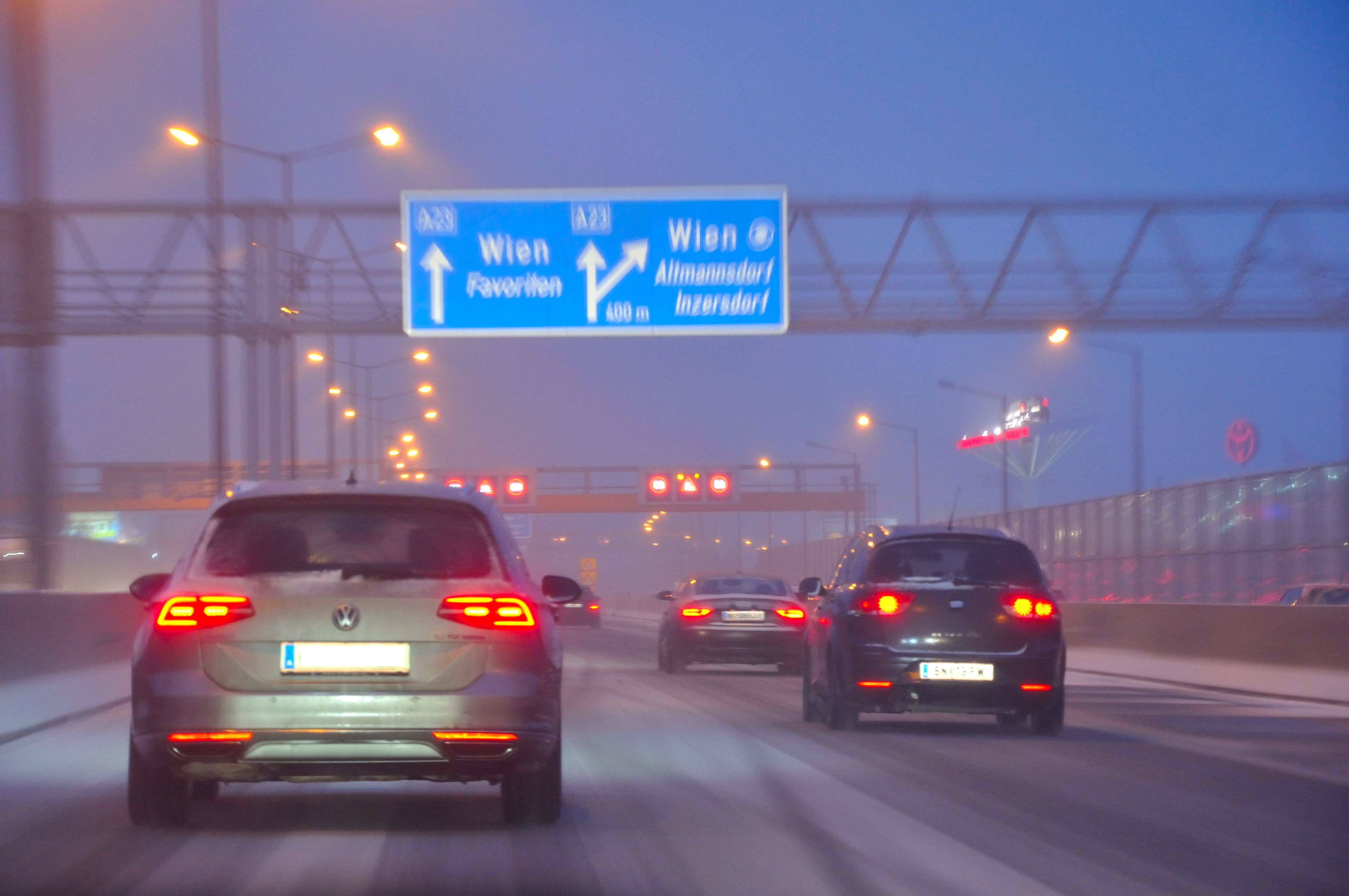 Bei der Autobahn-Benützung in Österreich fällt Maut in Form der Vignette an