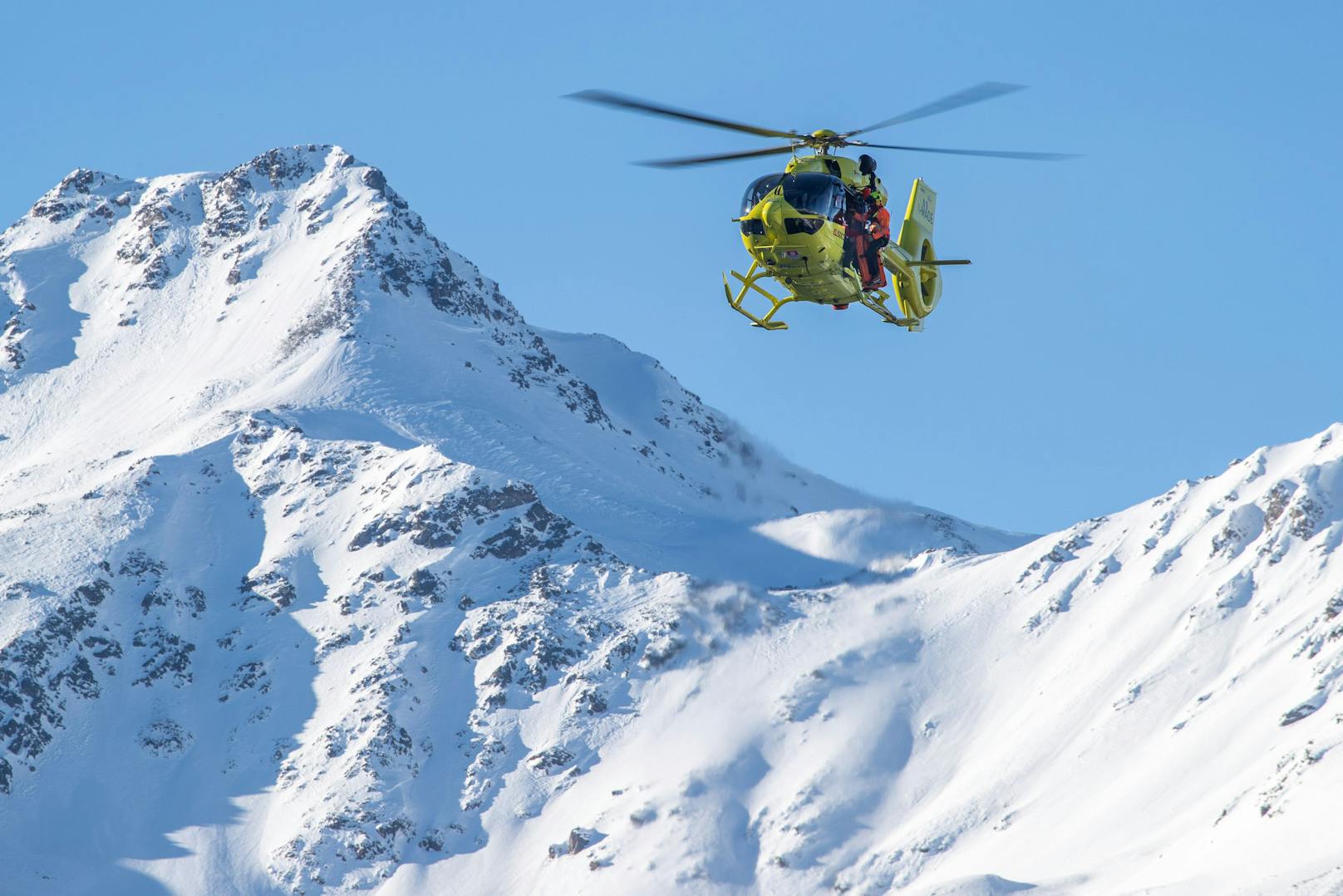 Rettungs- und Notarzt-Hubschrauber waren am Samstag an Kärntens Ski-Gebieten im Dauereinsatz.