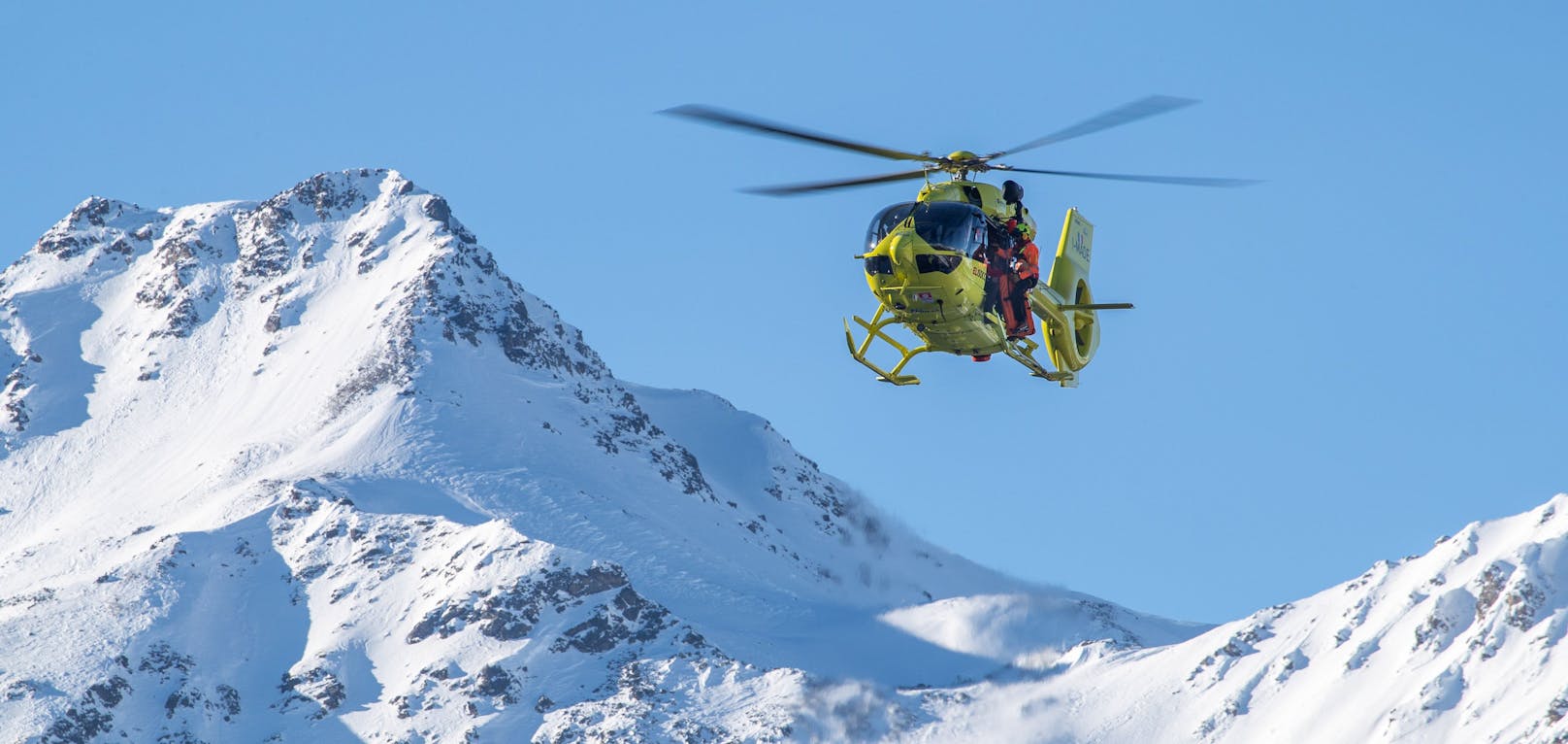Ein 15-jähriger Snowboarder verletzte sich nach einem Sprung in Scharnitz und musste mit dem Hubschrauber in die Klinik gebracht werden.