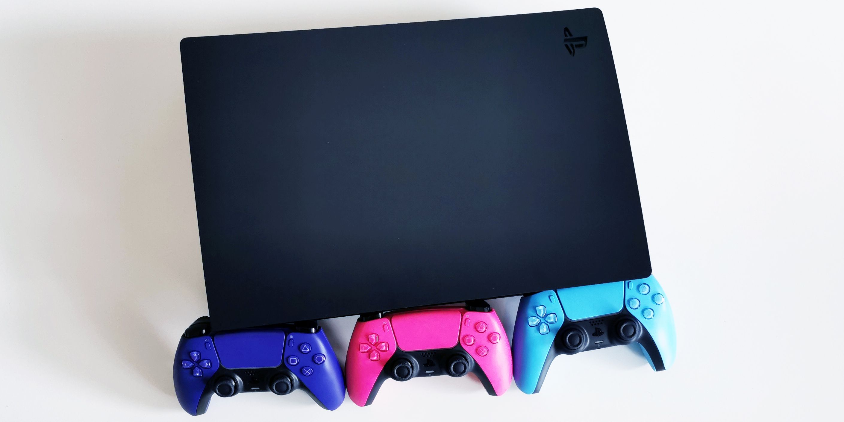Bunte Controller, schwarze PlayStation 5: Endlich lässt sich die Konsole mit neuen Covern ausstatten.