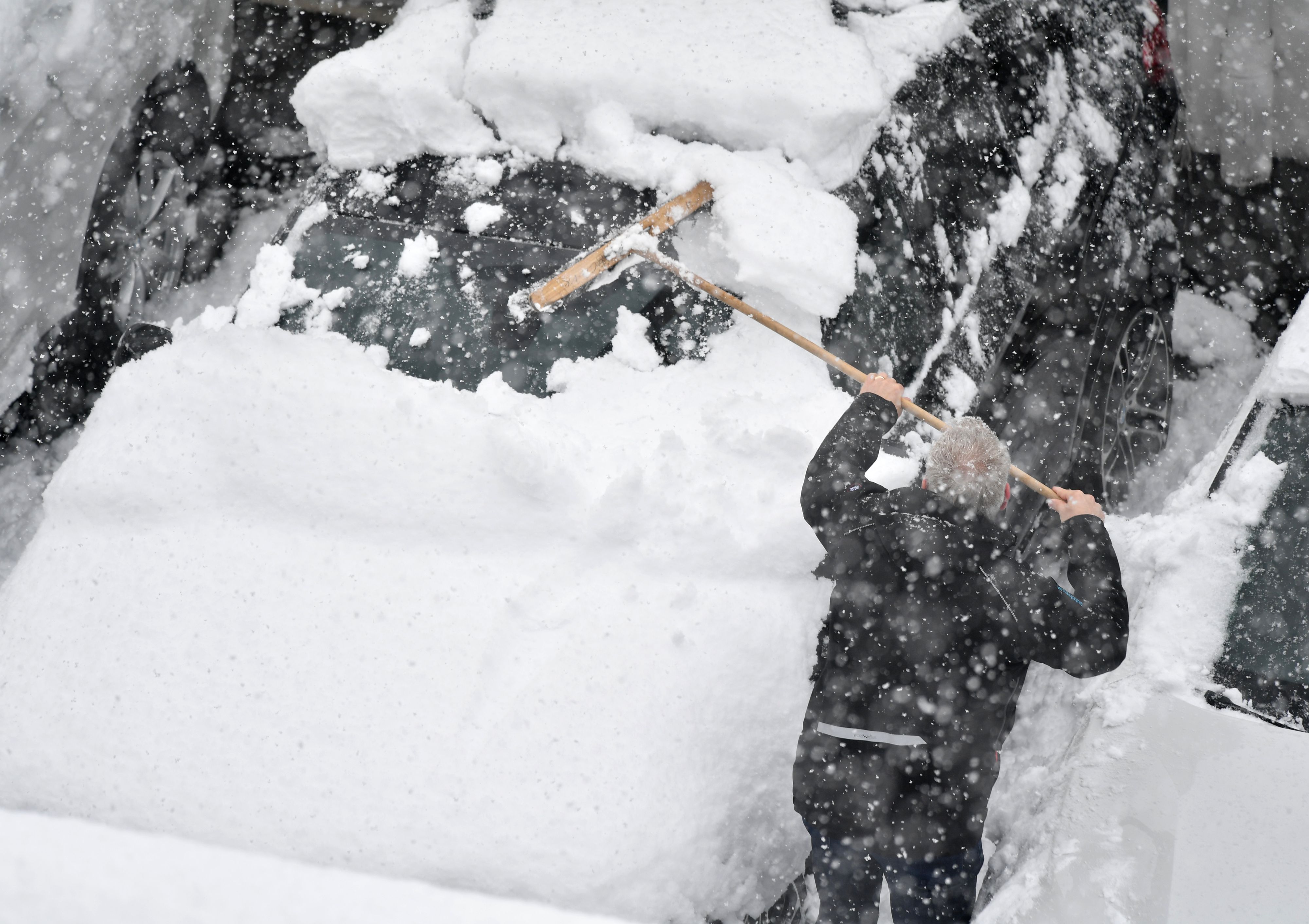 Das Auto vom Schnee zu befreien wird in den kommenden Tagen wohl mehr Zeit in Anspruch nehmen. (Symbolbild)
