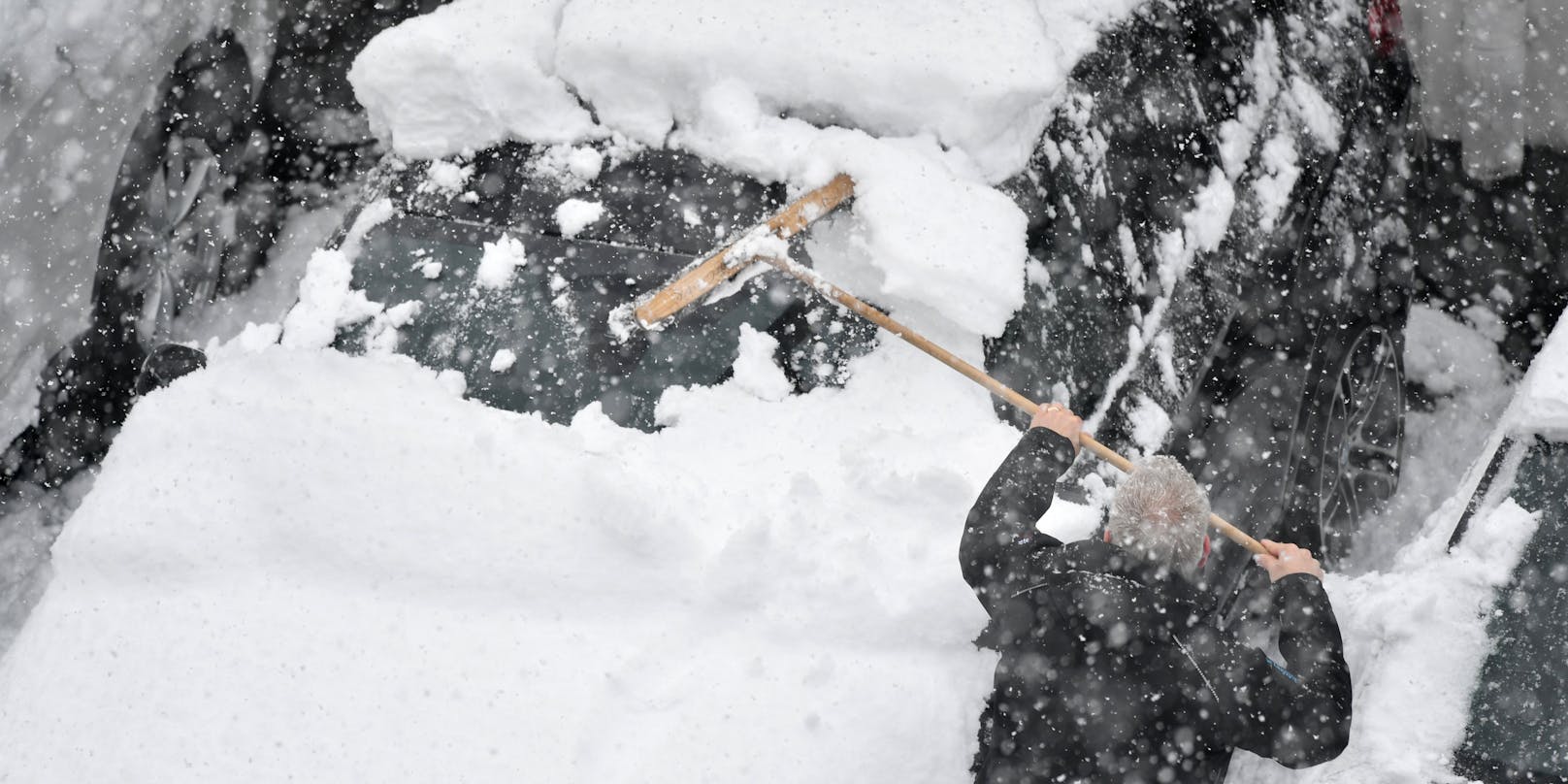 Das Auto vom Schnee zu befreien wird in den kommenden Tagen wohl mehr Zeit in Anspruch nehmen. (Symbolbild)