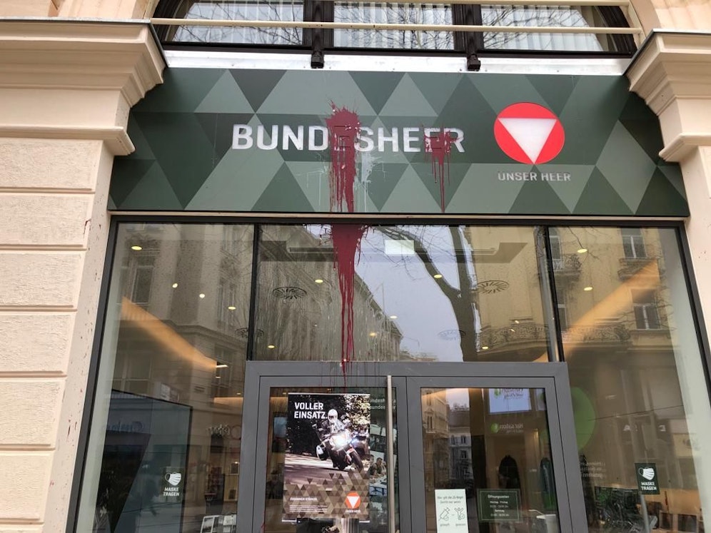 Wiener wunderten sich am Montag über den Farbanschlag auf den 