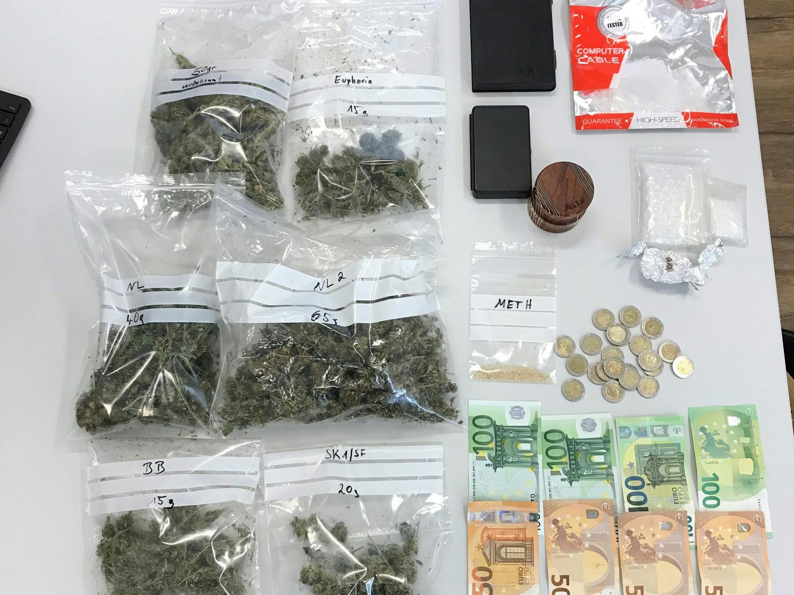 Cannabis, Koks, Ecstasy – Seit März 2021 hat die Polizei Leibnitz sieben Männer wegen des Verkaufs von illegalen Suchtmitteln festgenommen.