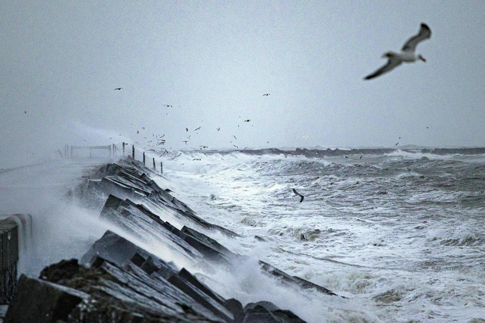 Ein Sturm an der niederländischen Küste.