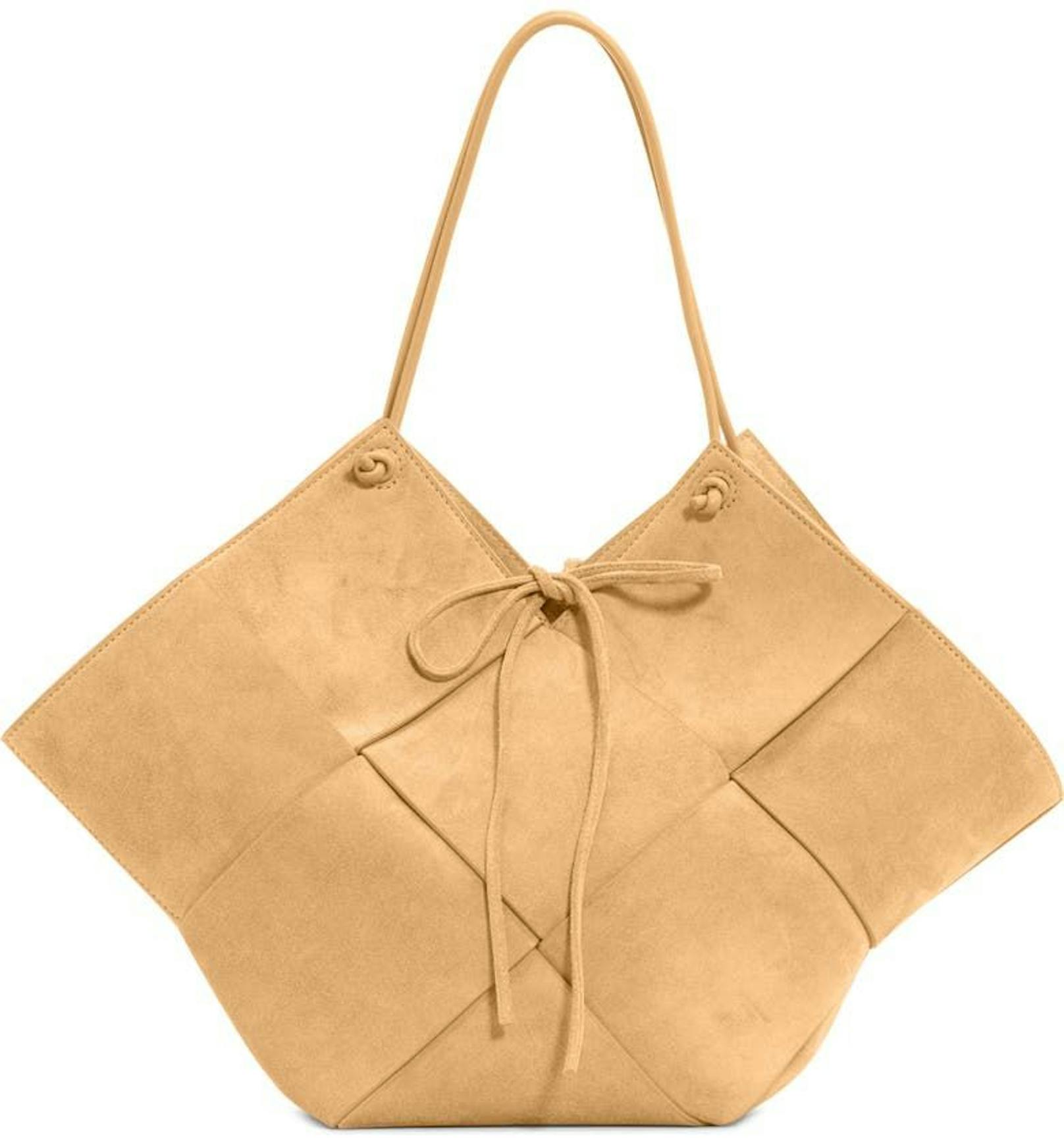 Eine klassische Bottega Veneta mit einem Twist sollte in deiner Taschenkollektion nicht fehlen. Diese goldene Velours-Tasche kann um ca. 1.800 Euro bestellt werden.