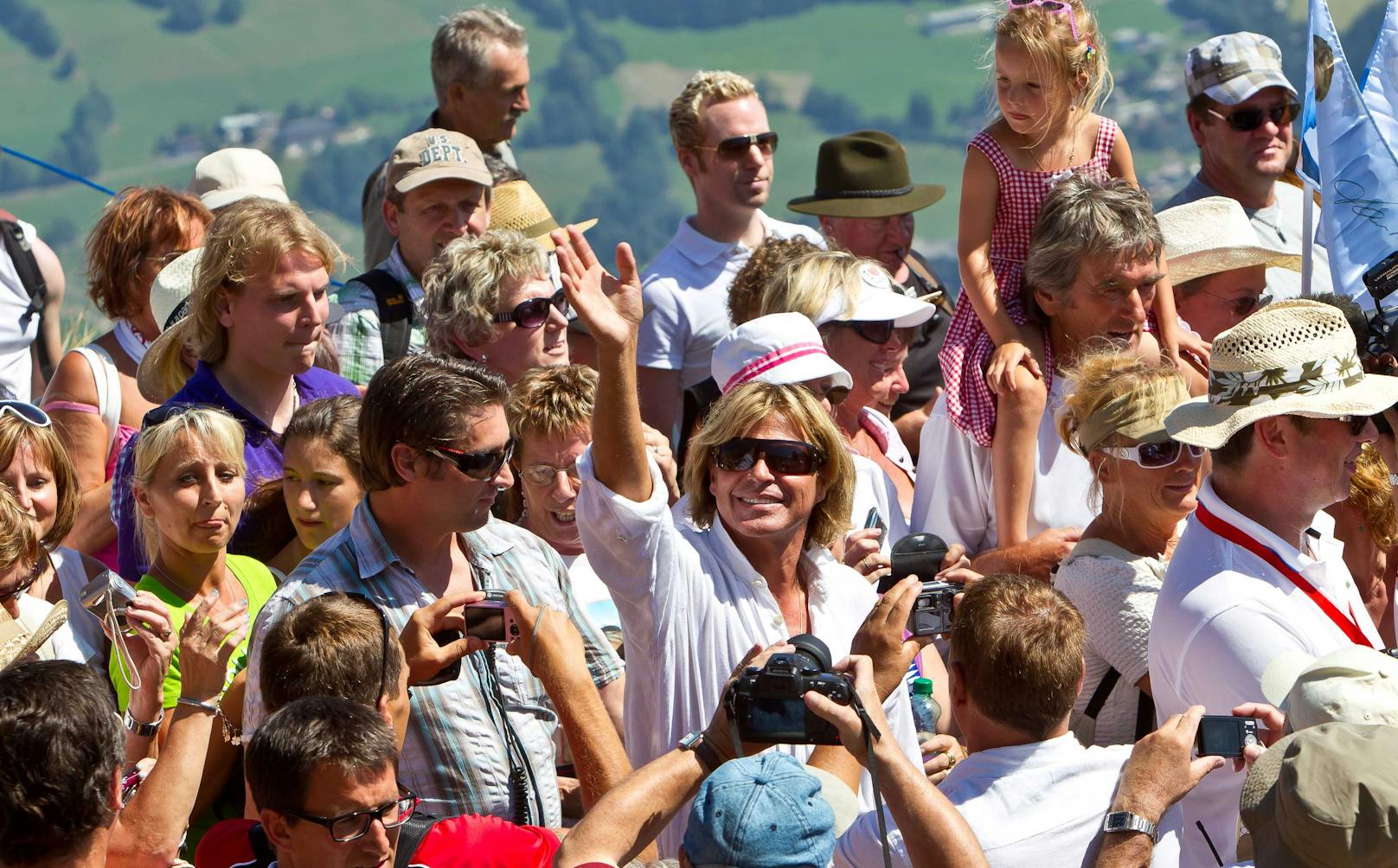 10 Jahre lang feierte der Sänger seine legendären Open Airs in Kitzbühel und veranstaltete die Hansi Hinterseer Fan Wanderungen am Hahnenkamm, zu der jährlich 11.000 Fans kamen.