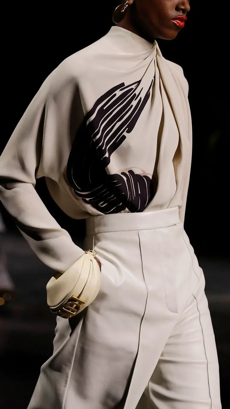 Für die bevorstehende Frühling- und Sommer-Saison brauchen wir keine bunt gemusterten Taschen im Blümchen-Look. Die kurvigen und gewölbten Accessoires vom Laufsteg kannst du für deinen Kleiderkasten ergattern.