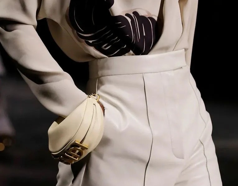 Für die bevorstehende Frühling und Sommer-Saison brauchen wir keine bunt gemusterten Taschen im Blümchen-Look. Die kurvigen und gewölbte Accessoires vom Runway kannst du für deinen Kleiderkasten ergattern.