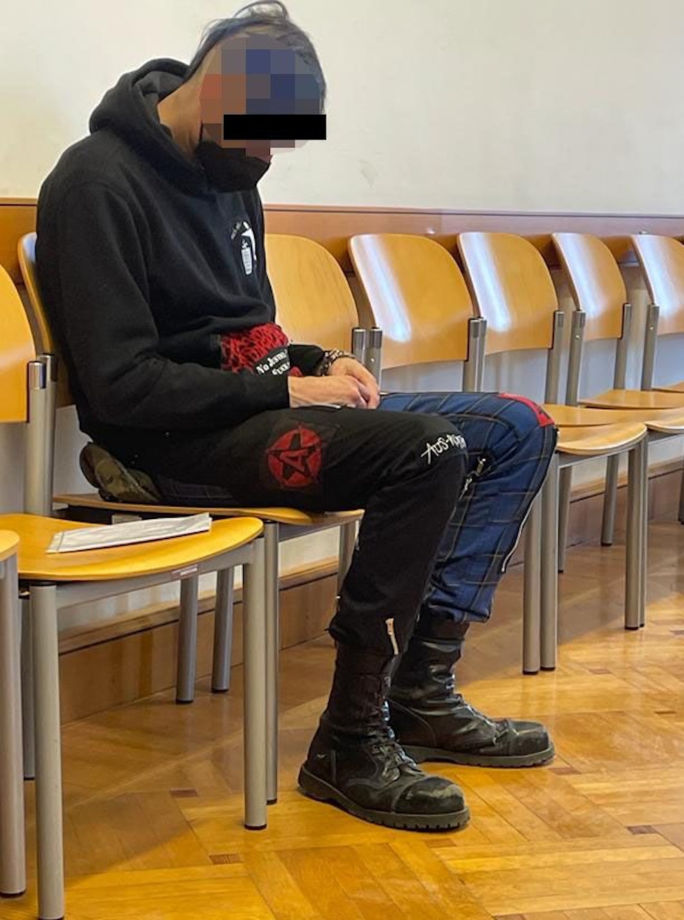 Der Angeklagte in Wr. Neustadt vor Gericht.