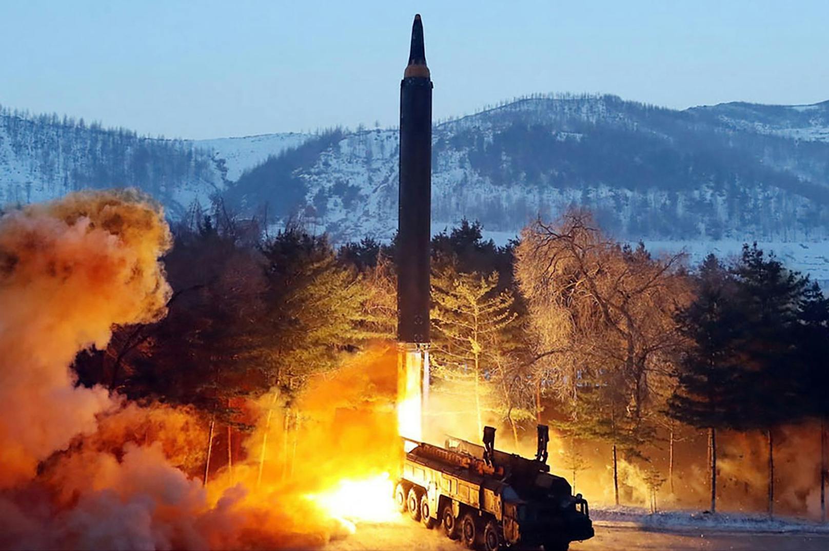 Dieses Foto soll den Raketenstart in Nordkorea zeigen. Eine unabhängige Überprüfung der Bilder ist so gut wie unmöglich.